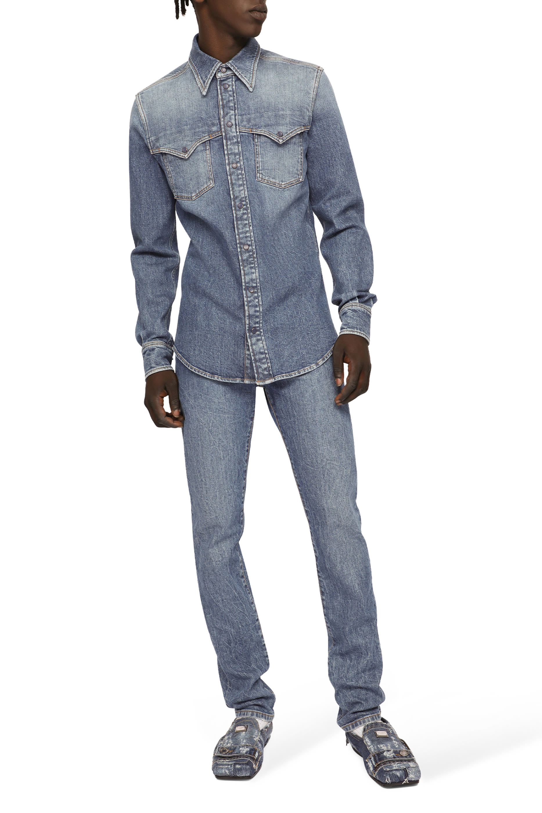 بنطال جينز مطاطي بقصة ضيقة ولون باهت