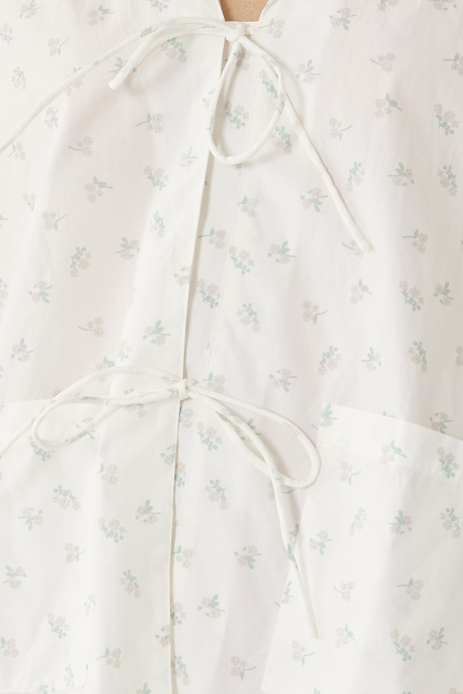 طقم بيجامة بأكتاف منخفضة وأربطة ونقشة قطن