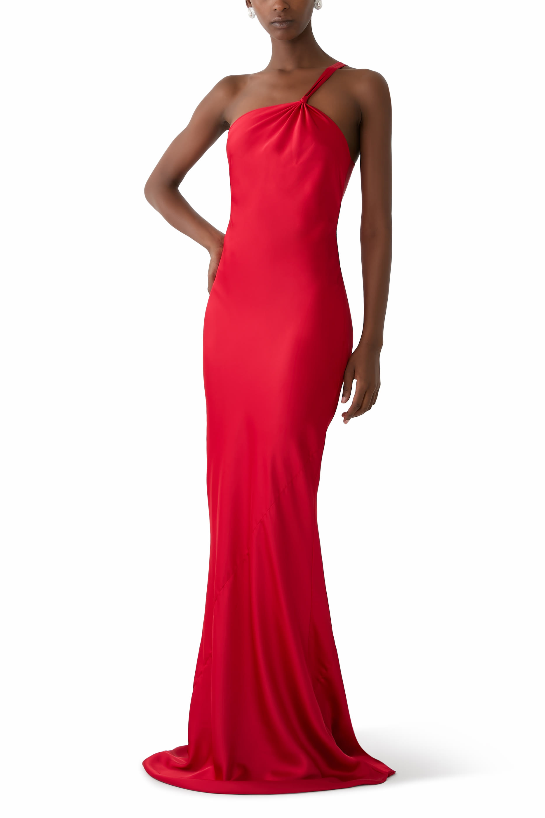 فستان سهرة بياس بكتف مكشوف