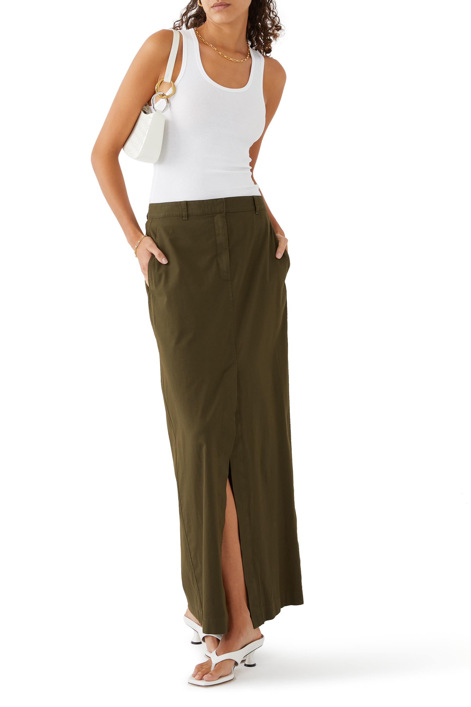 تنورة طويلة بفتحة في الأمام