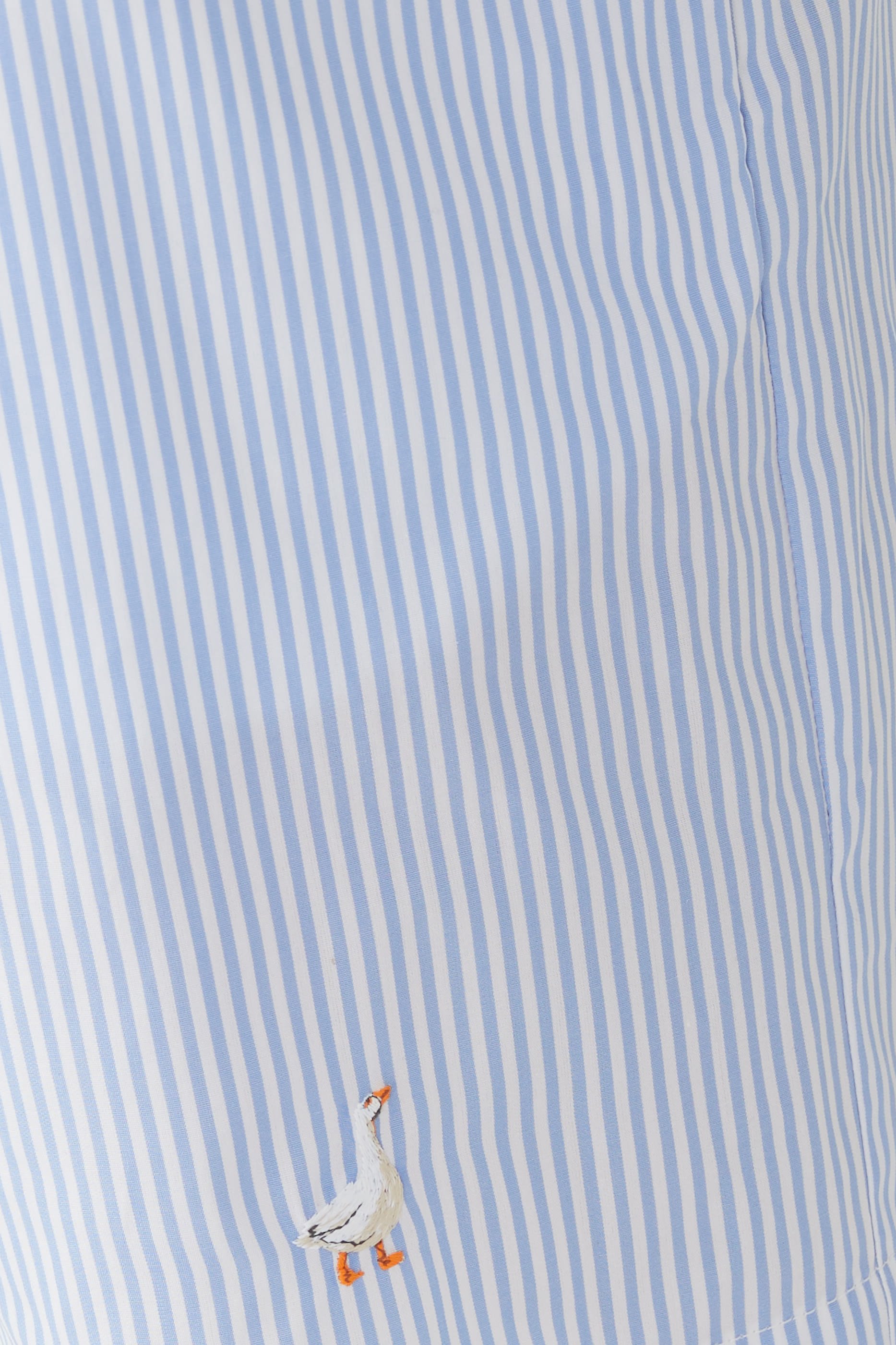 شورت مخطط بتطريز شعار الماركة