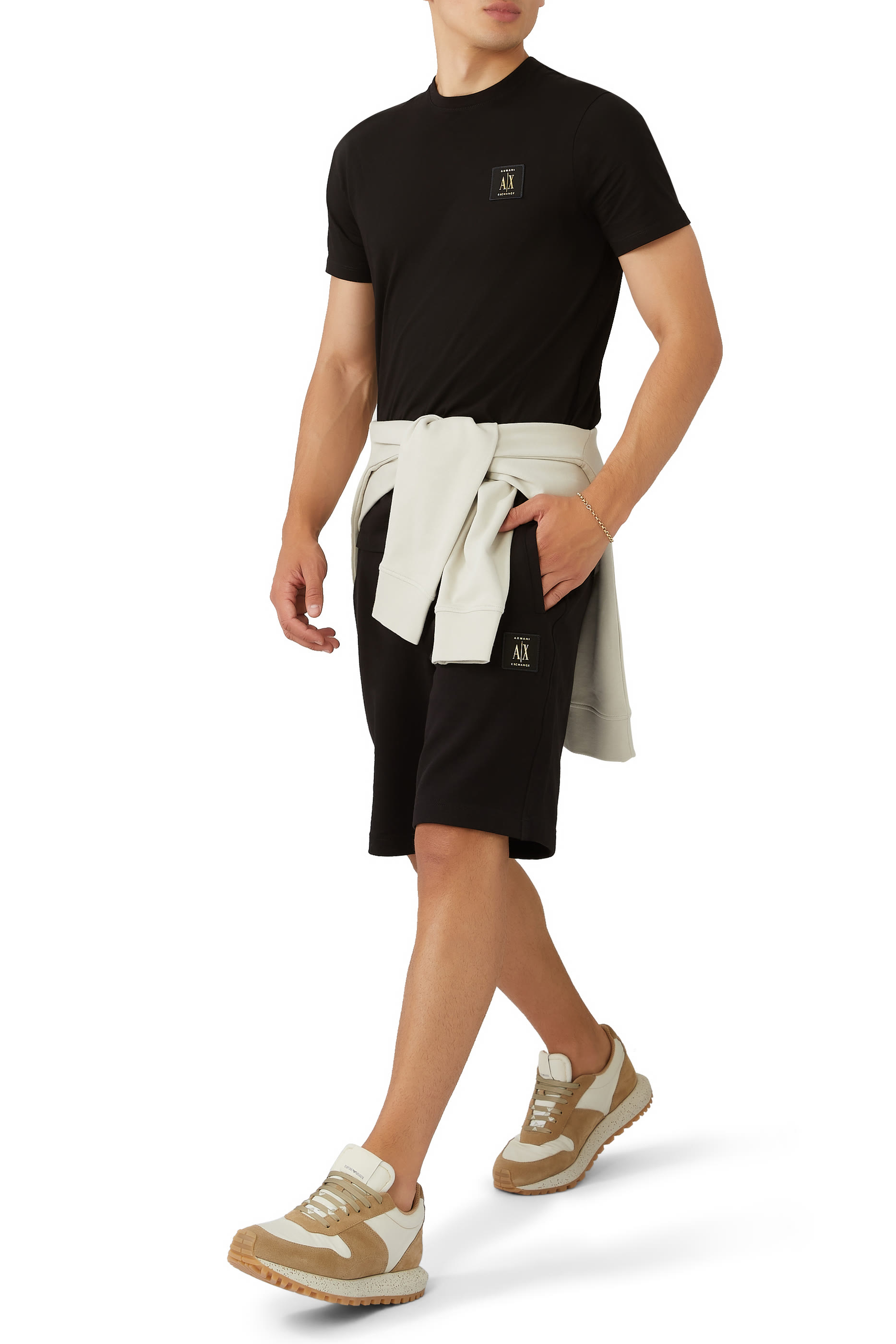 تيشيرت بطبعات شعار الماركة