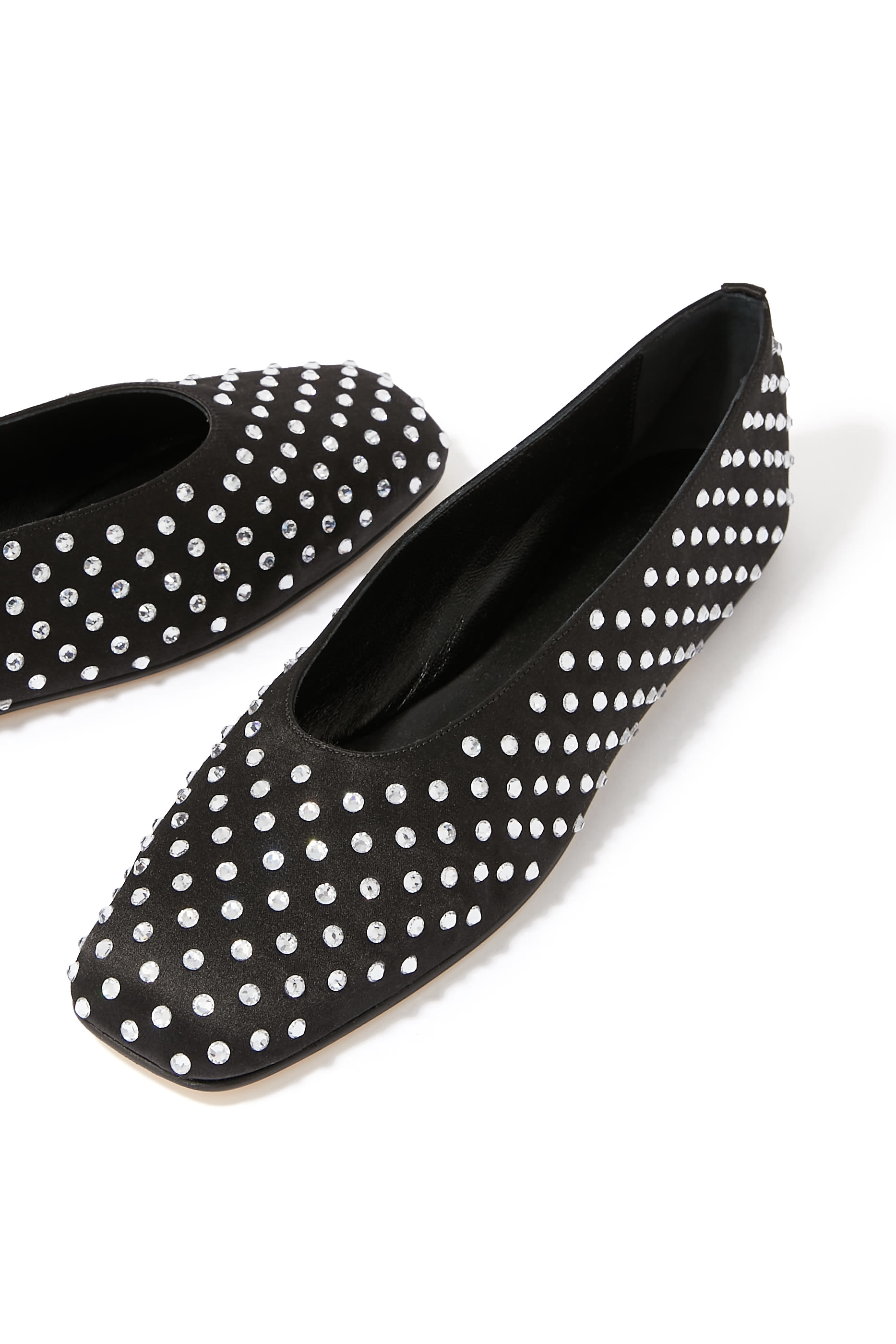 حذاء بالرينا بنعل مسطح ستان مرصع بالكريستال