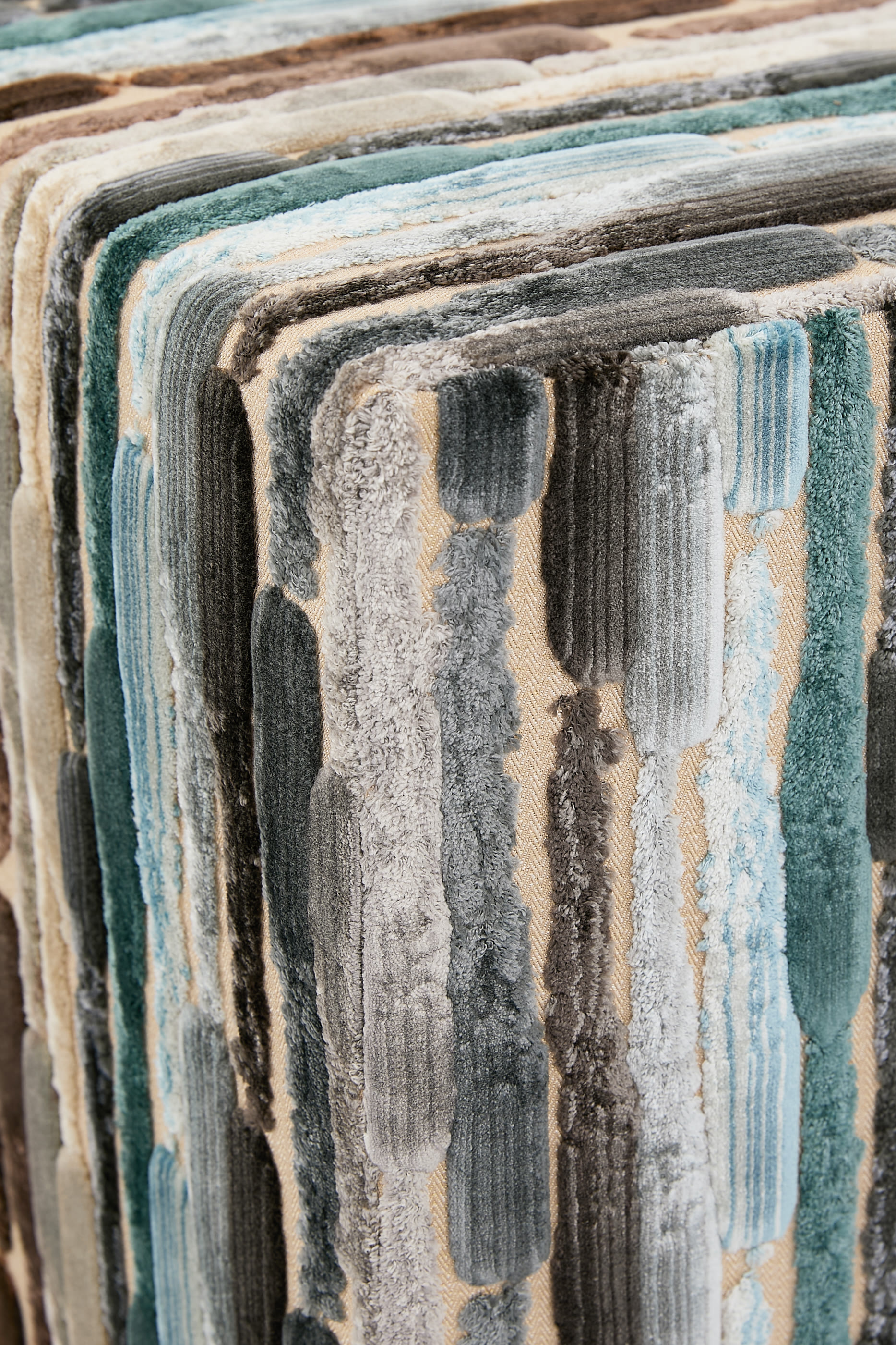 بوف كوميتا 138 بتصميم مكعب 