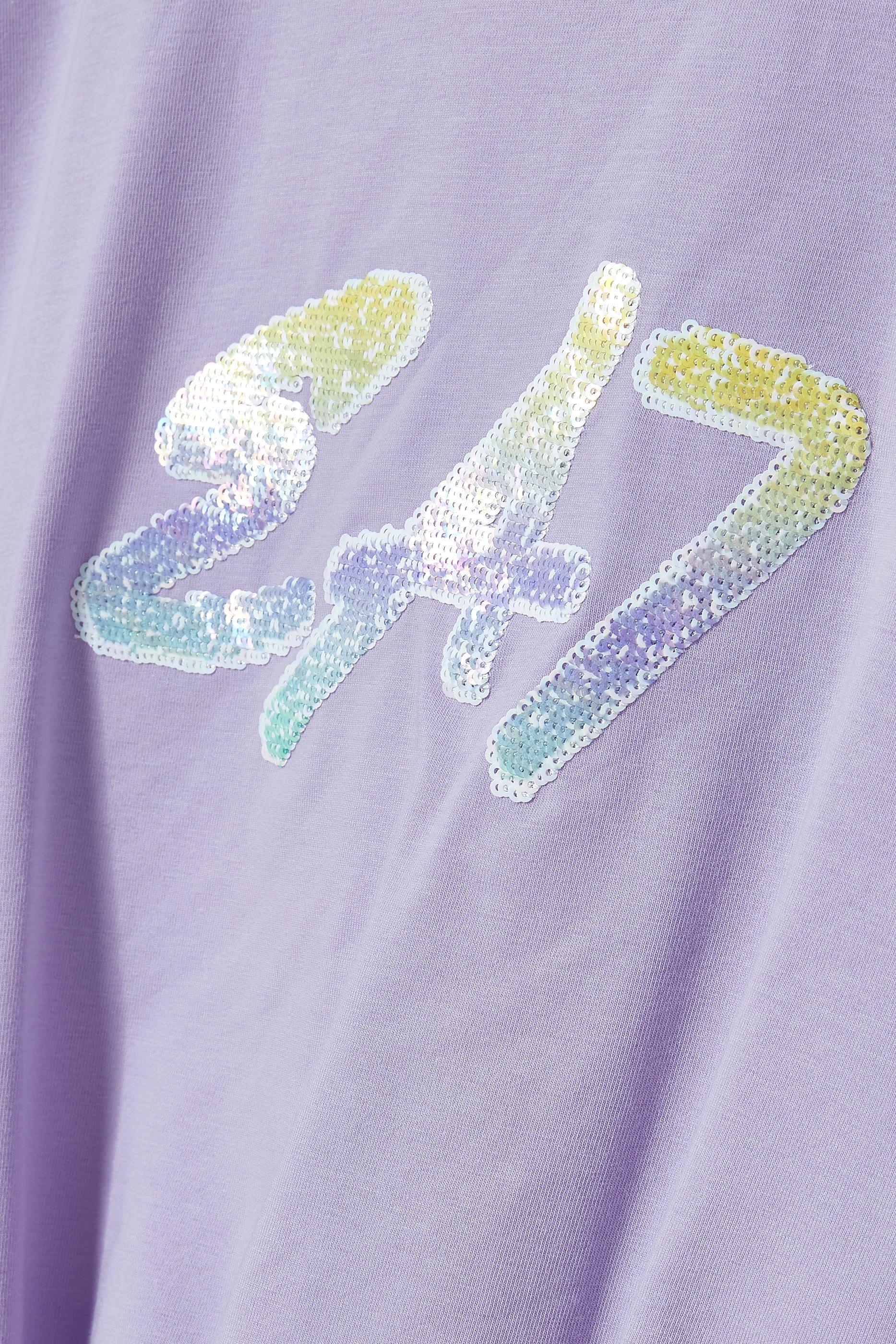 تيشيرت بشعار الماركة للأطفال