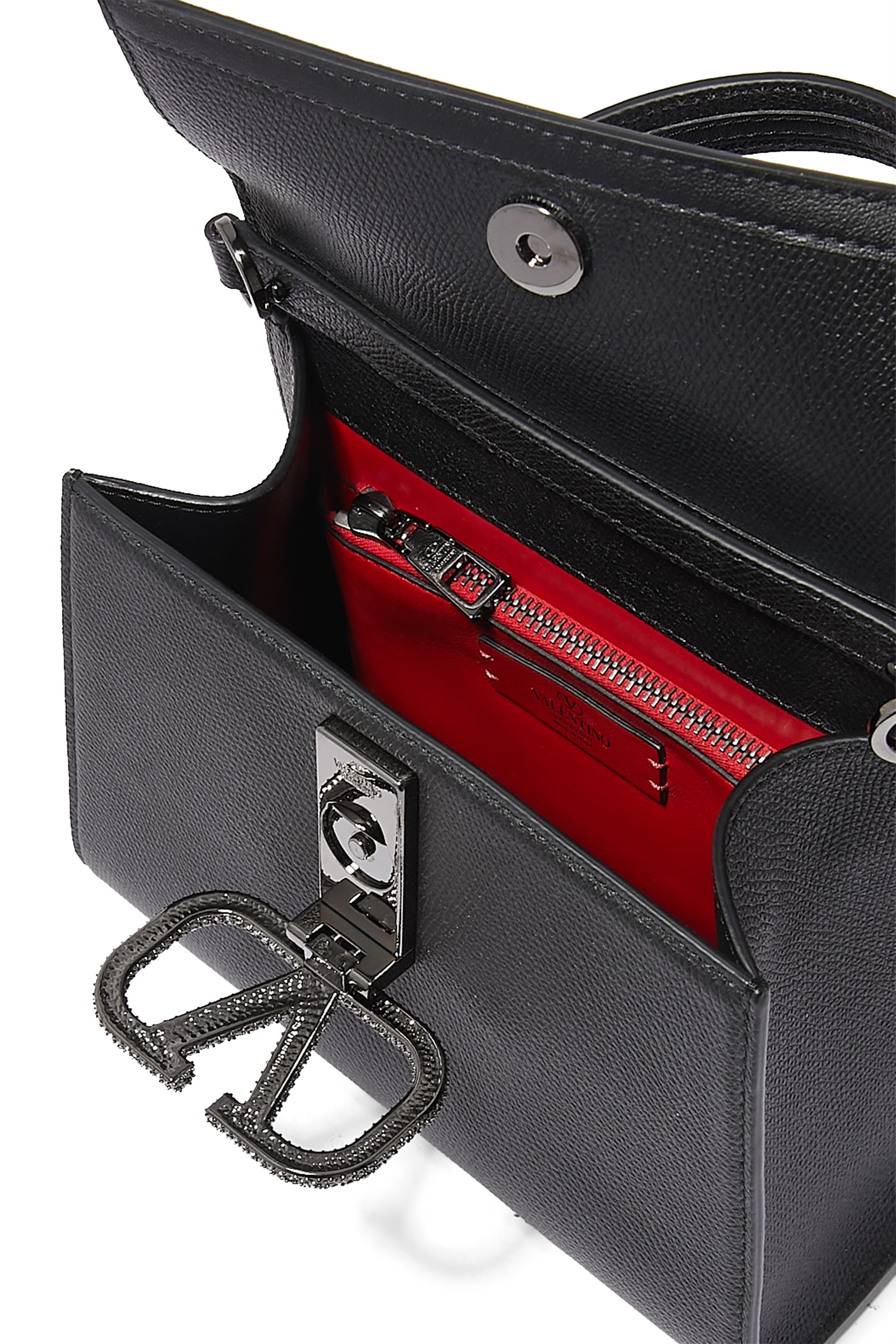 حقيبة صغيرة بيد علوية وشعار الماركة