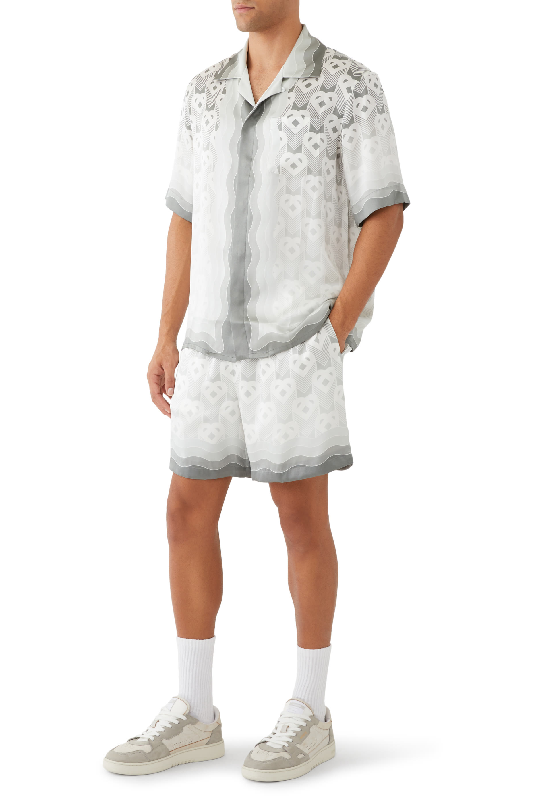 تيشيرت بلون متدرج وحروف شعار الماركة