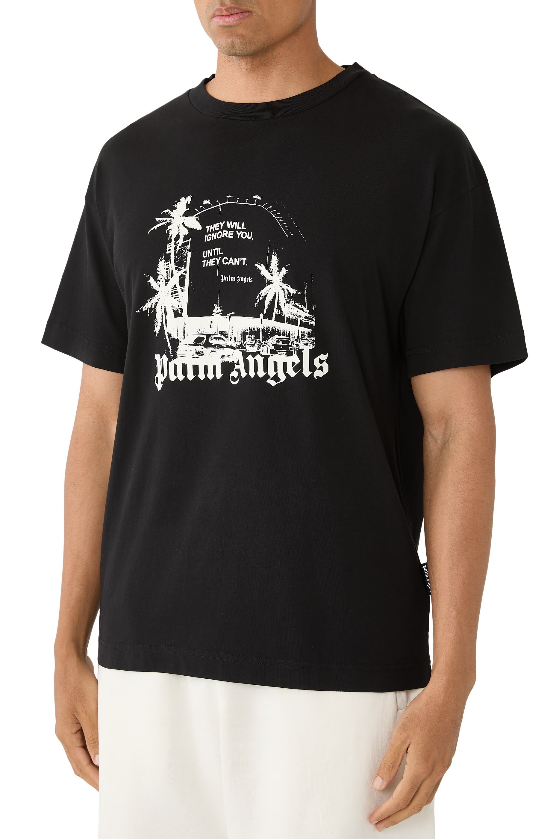 تيشيرت بنقشة أشجار نخيل وشعار الماركة