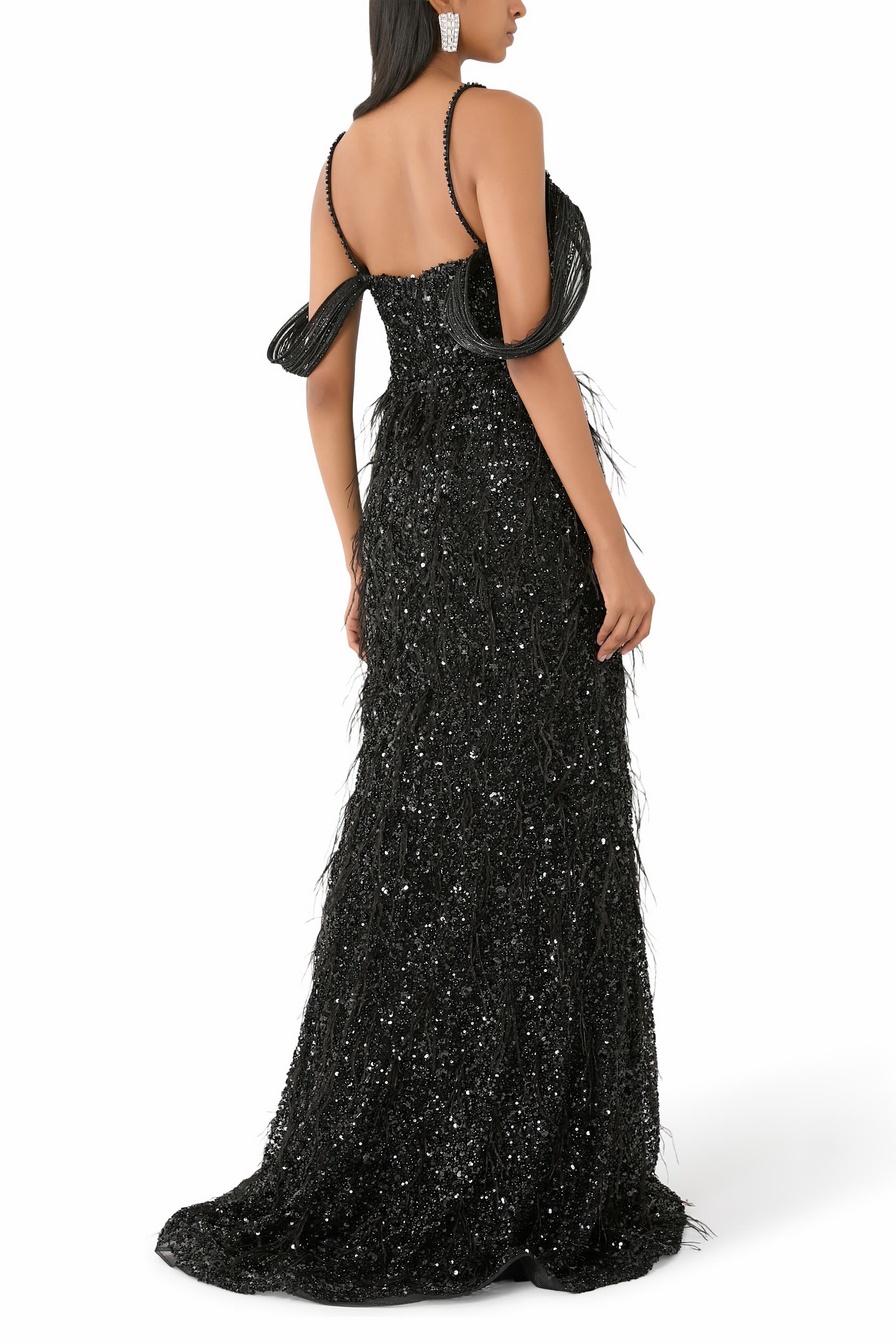 فستان سهرة مطرز بأكتاف مكشوفة مزين بريش