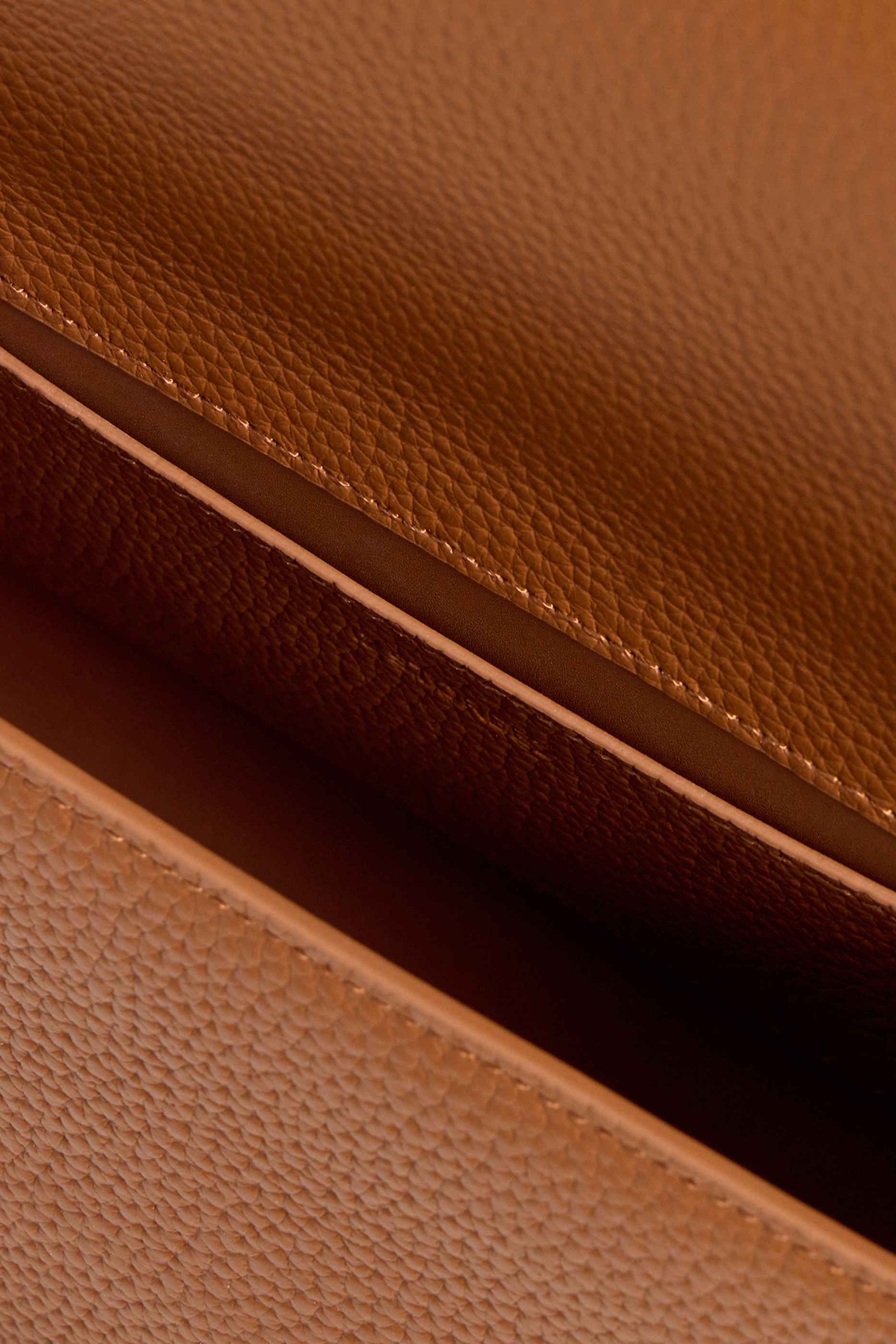 حقيبة يد جلد بارز الملمس