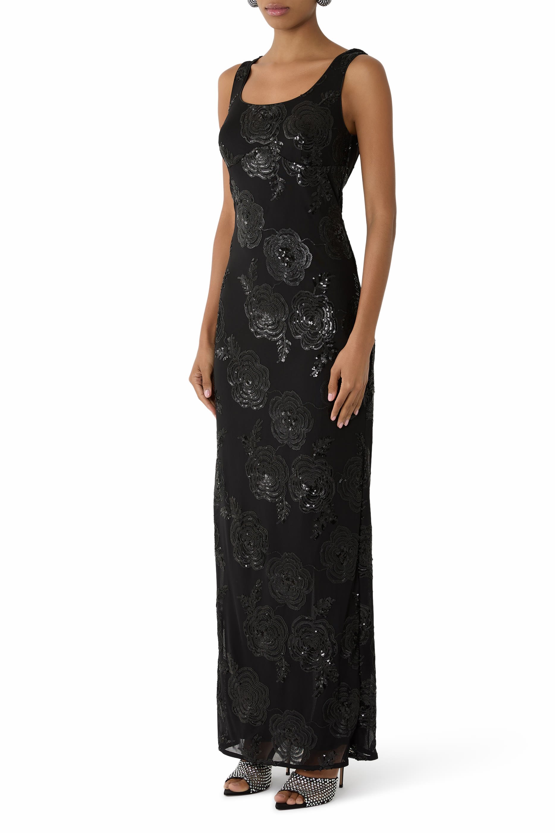 فستان بقصة ضيقة طويلة وترتر