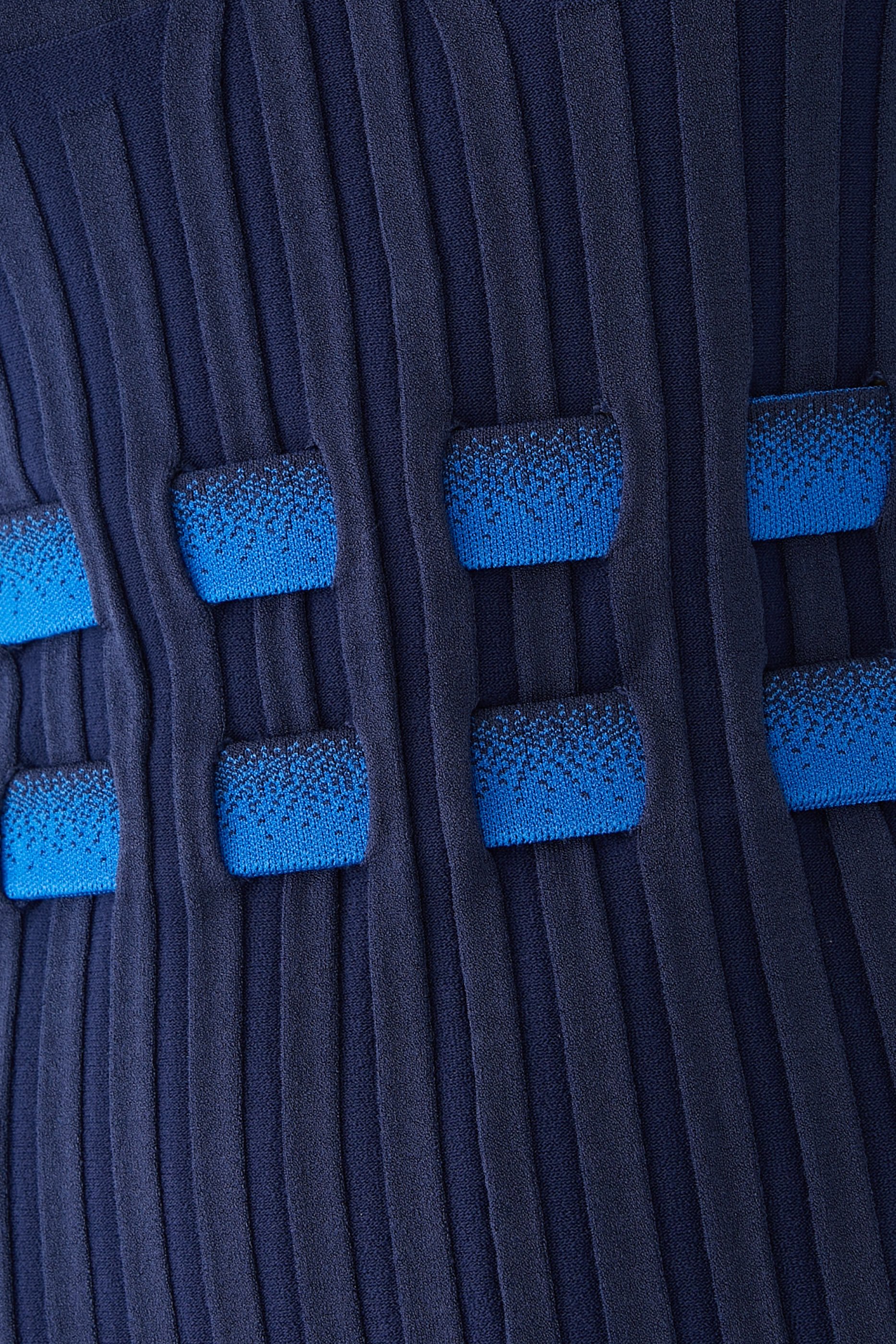 فستان استير بفتحة متموجة وطيات