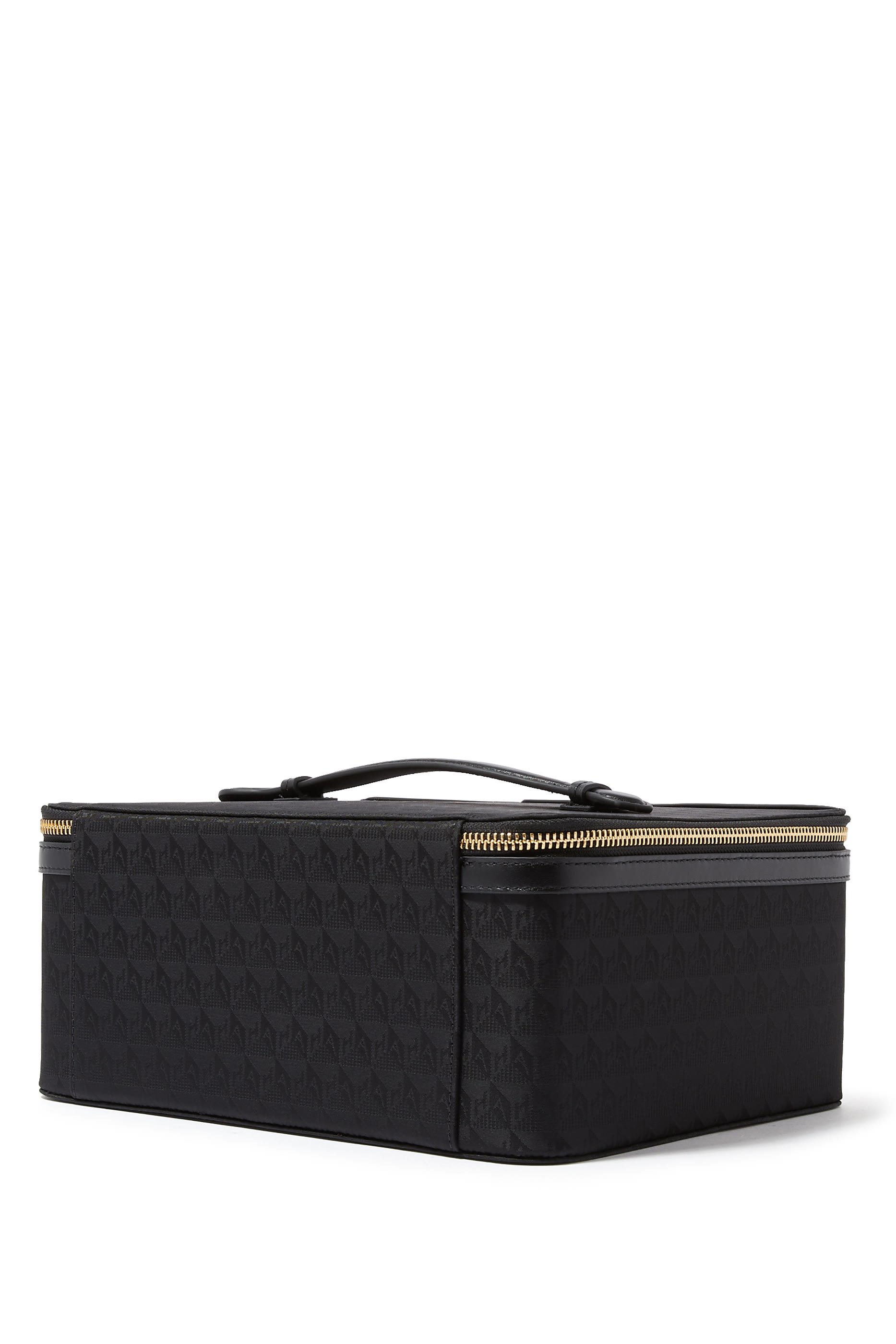 حقيبة مستحضرات تجميل بمرآة وشعار الماركة