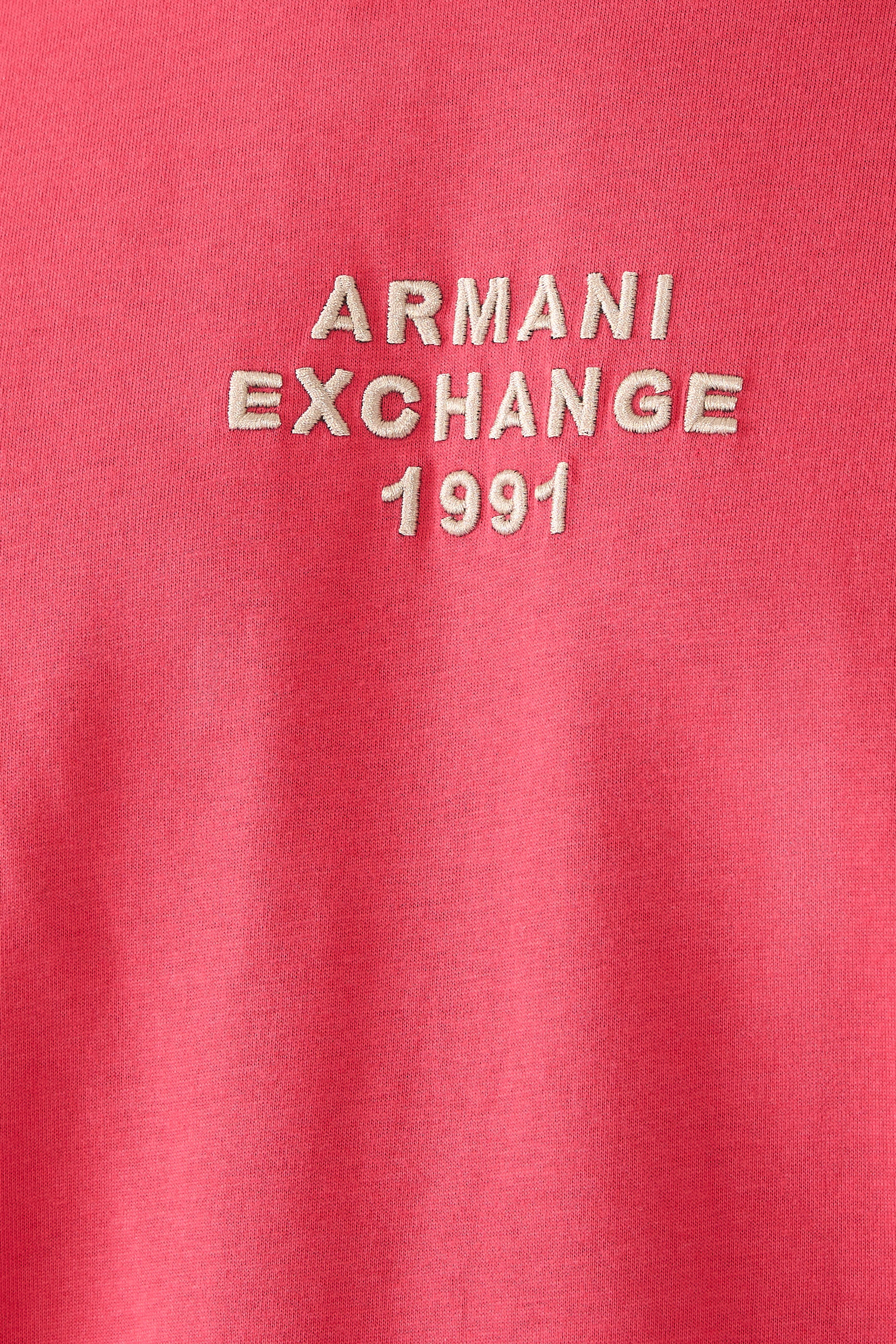 تيشيرت بحروف شعار الماركة