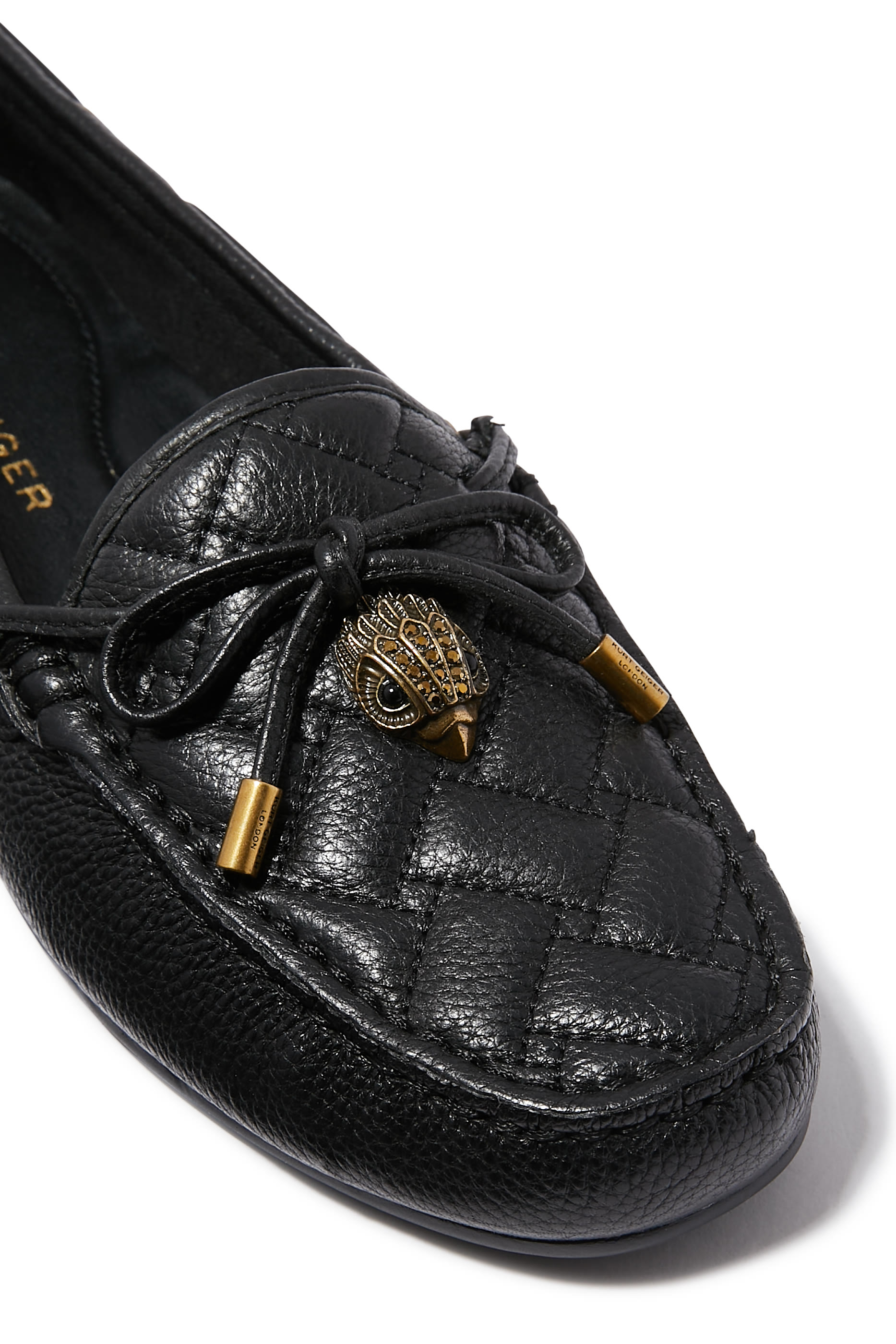 حذاء سهل الإرتداء بحلية بشعار الماركة