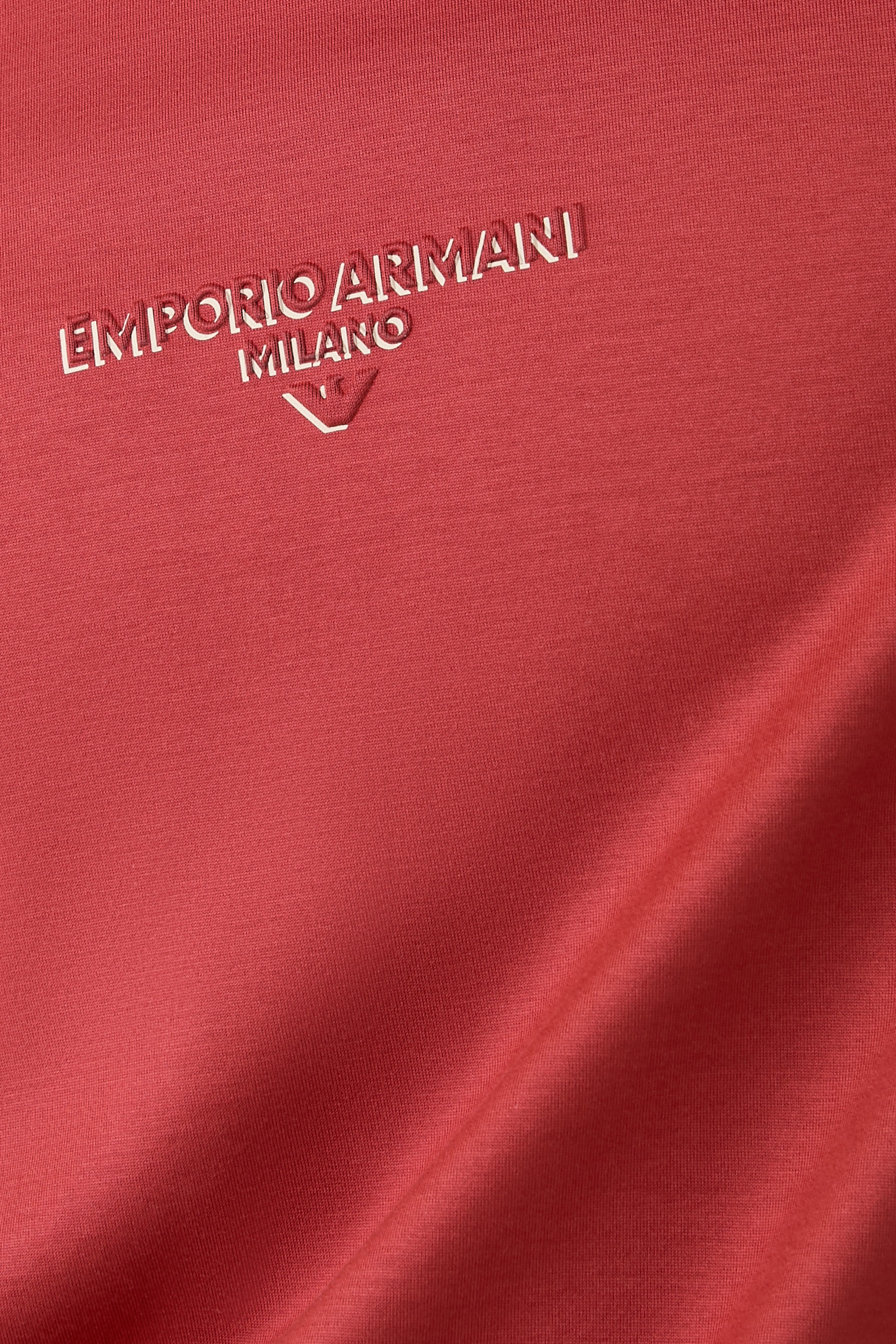 تيشيرت بأكمام قصيرة وشعار الماركة