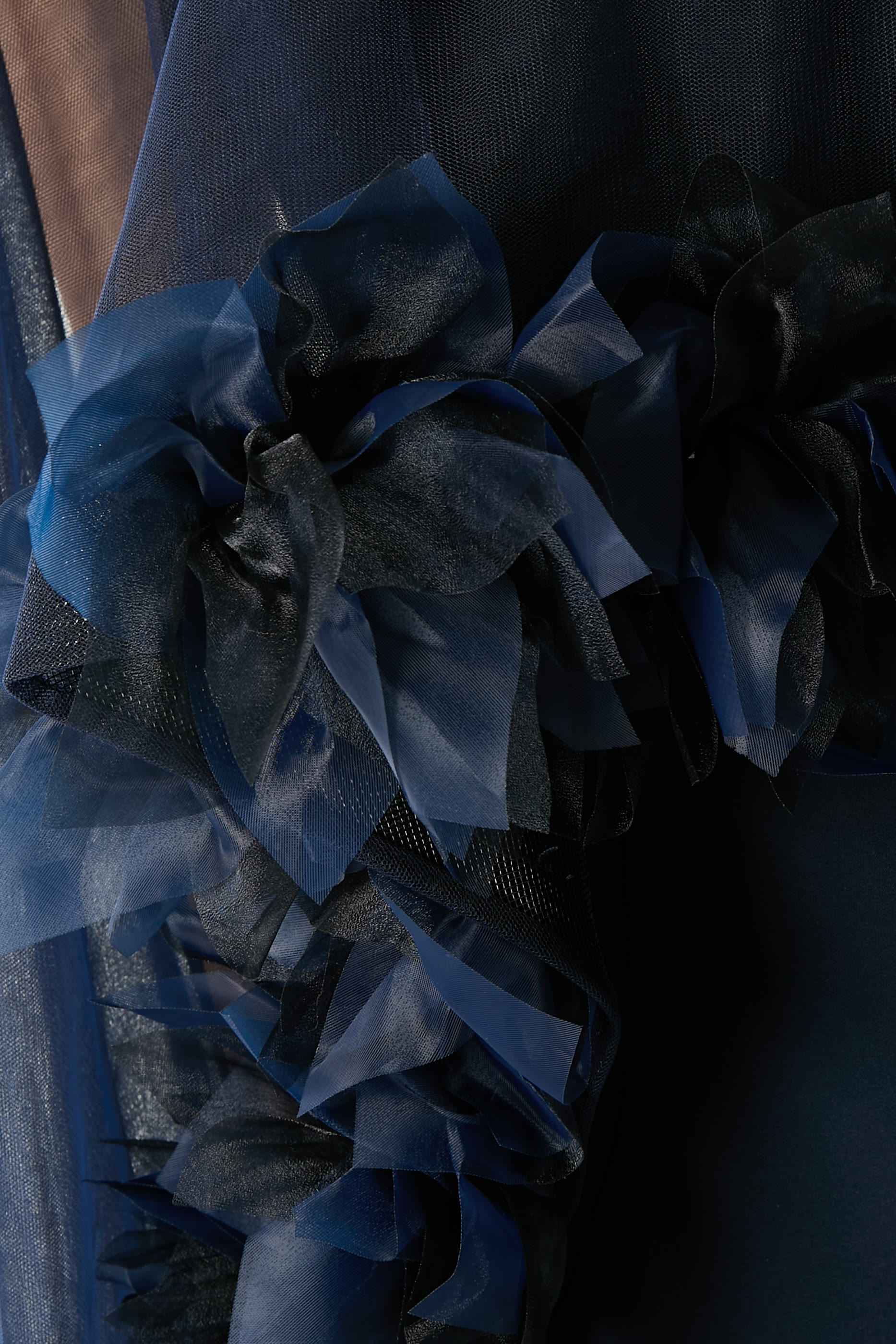 فستان سهرة بأكمام كاب