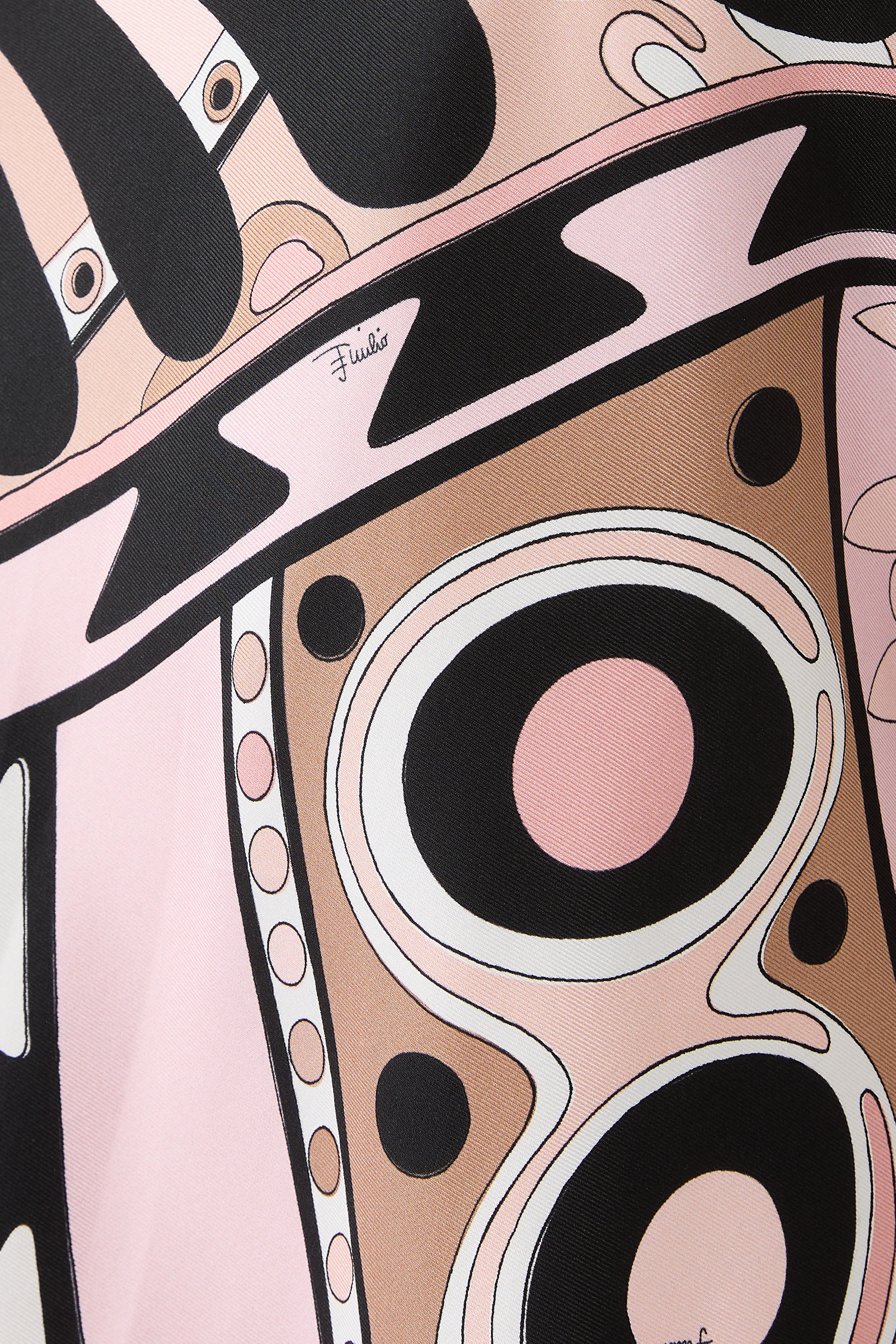 فستان بكتف مكشوف ونقشة سولاي