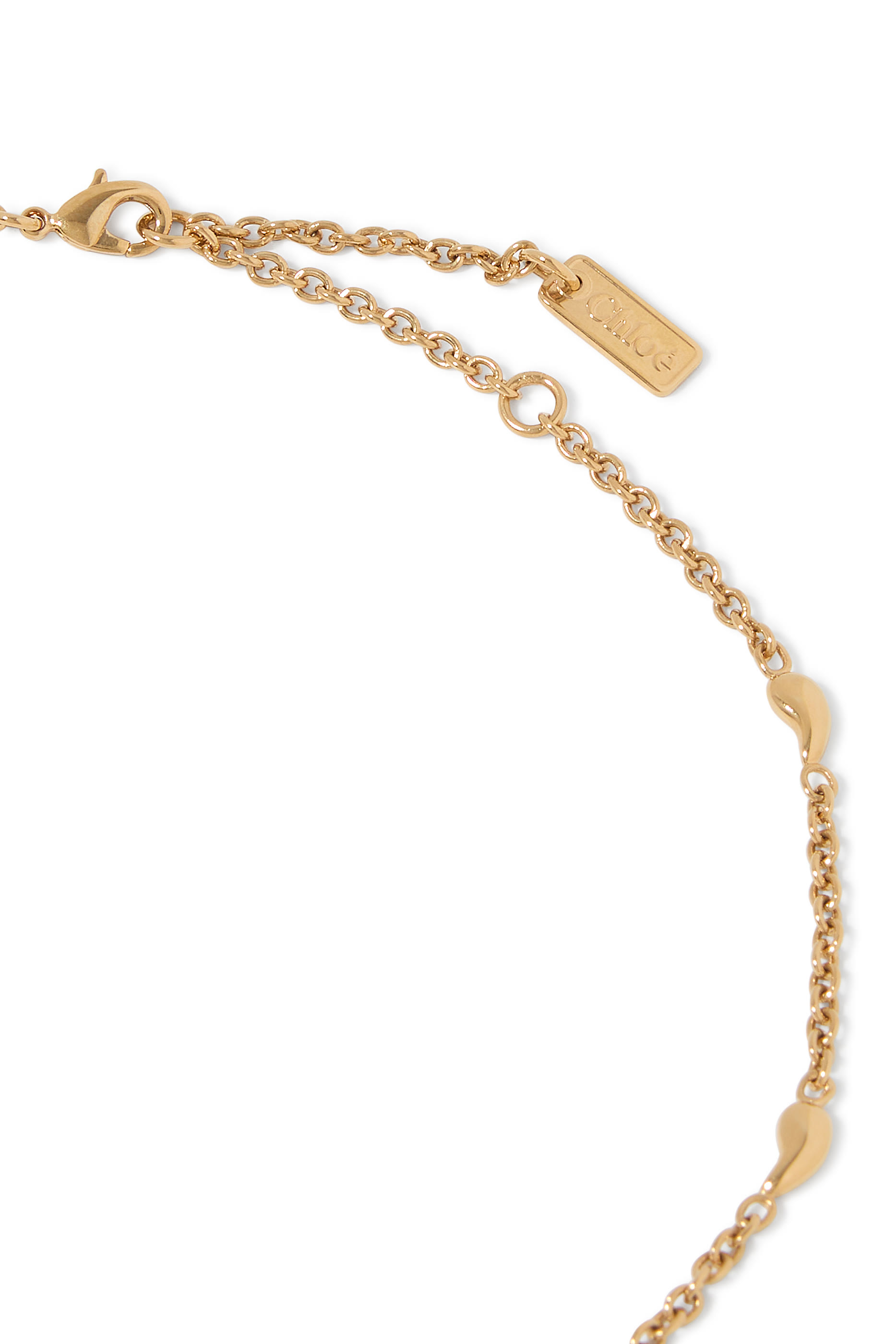 قلادة بشعار الماركة