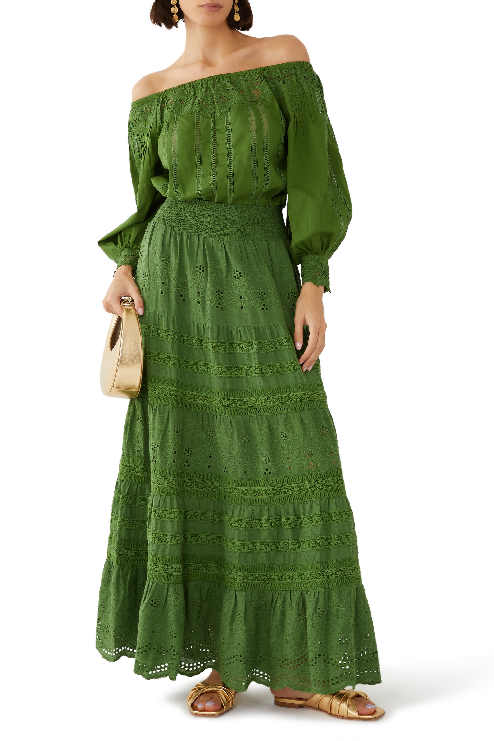 بلوزة نان مطرزة بأكتاف مكشوفة