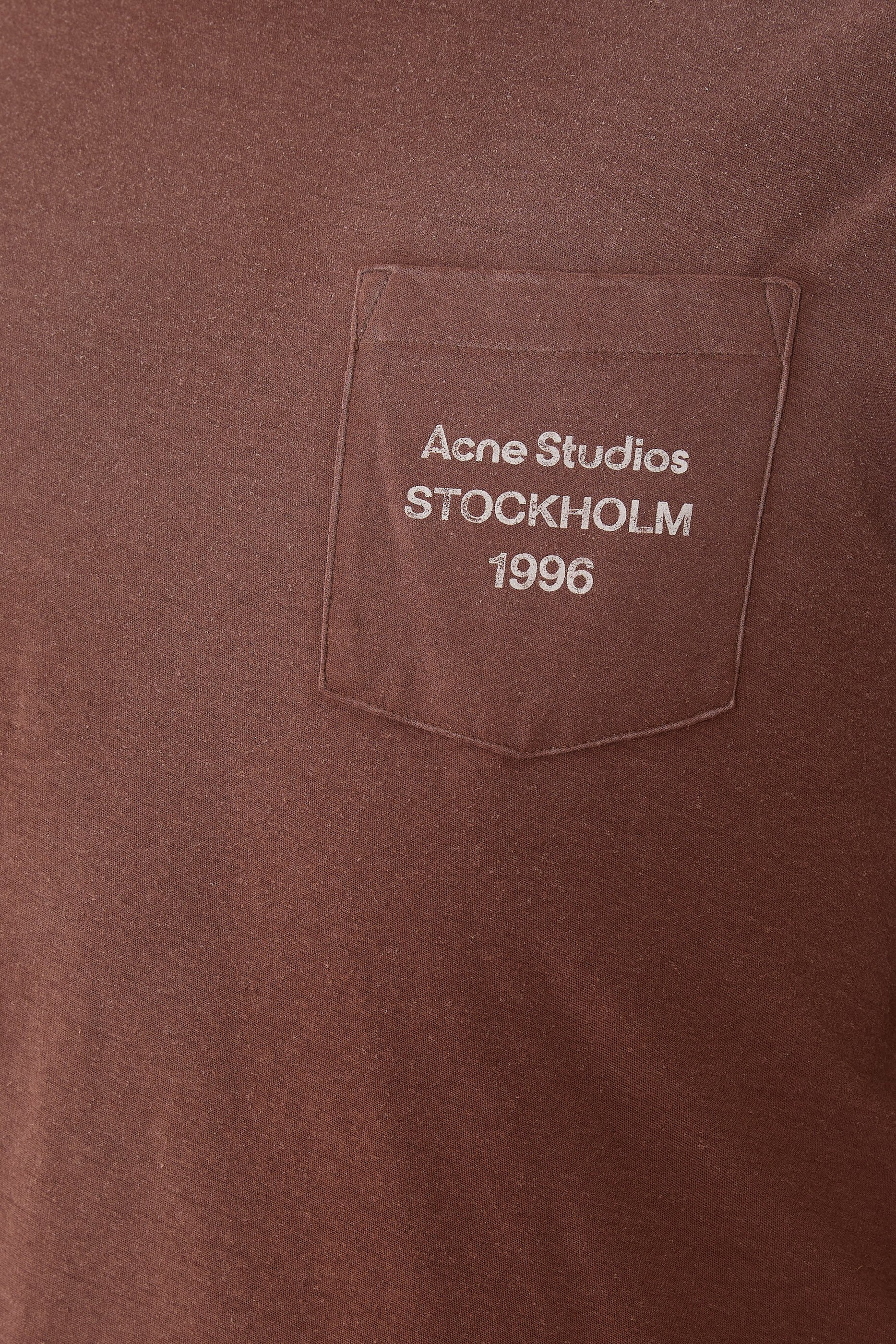 تيشيرت بشعار الماركة