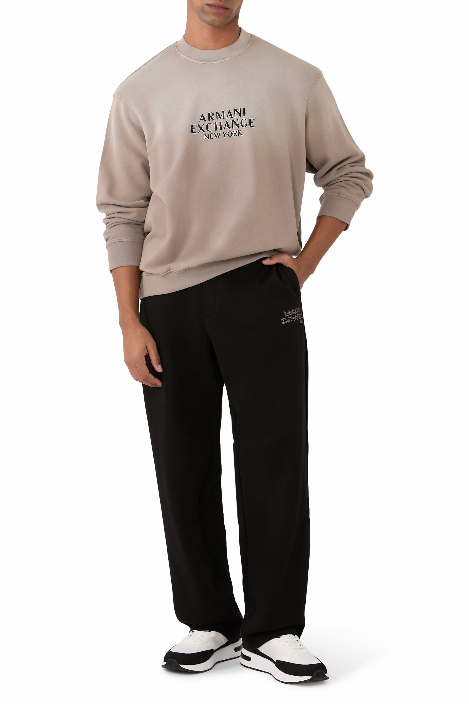 سويت شيرت بشعار الماركة ولون متدرج