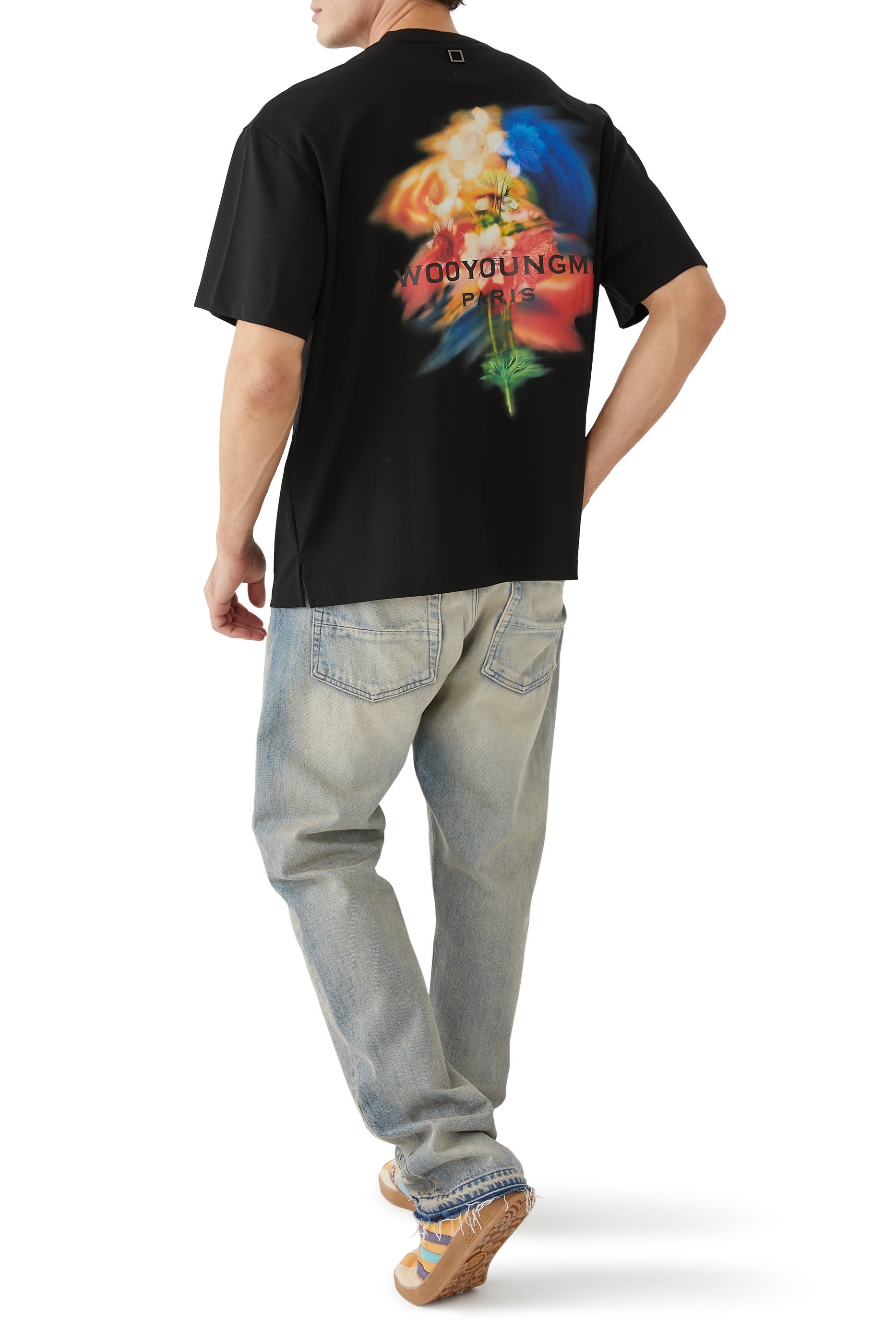 تيشيرت بشعار الماركة وطبعة زهور