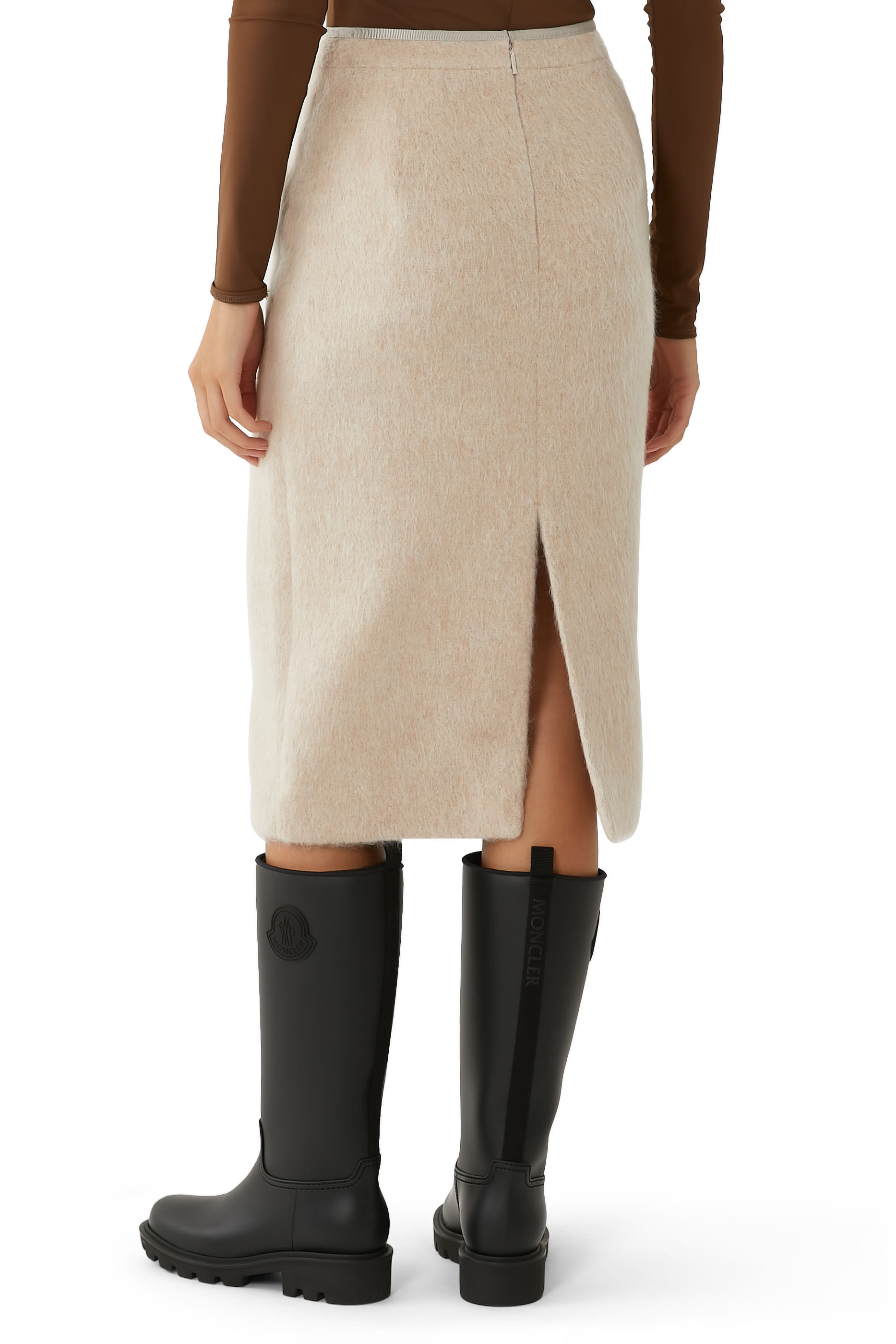 تنورة متوسطة الطول