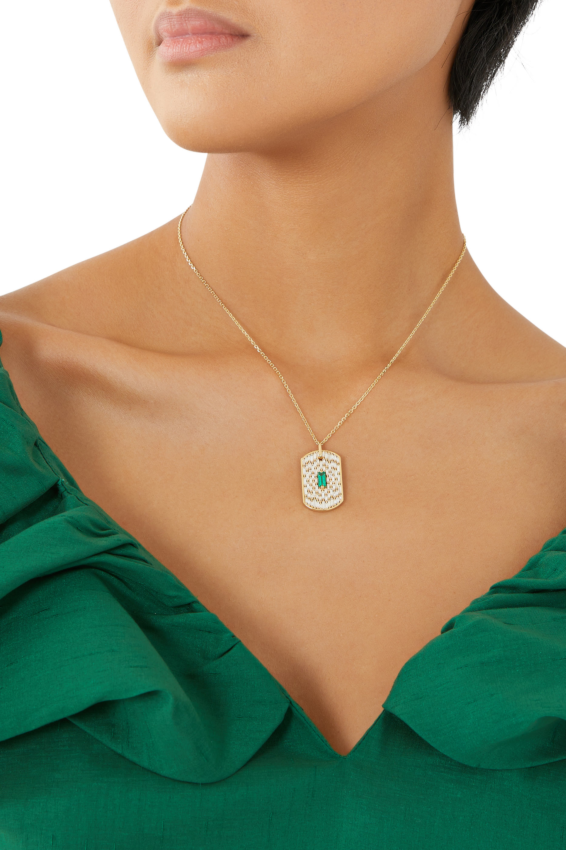 قلادة بسلسلة ودلاية مستطيلة مرصعة بالماس والزمرد، ذهب أصفر عيار 18