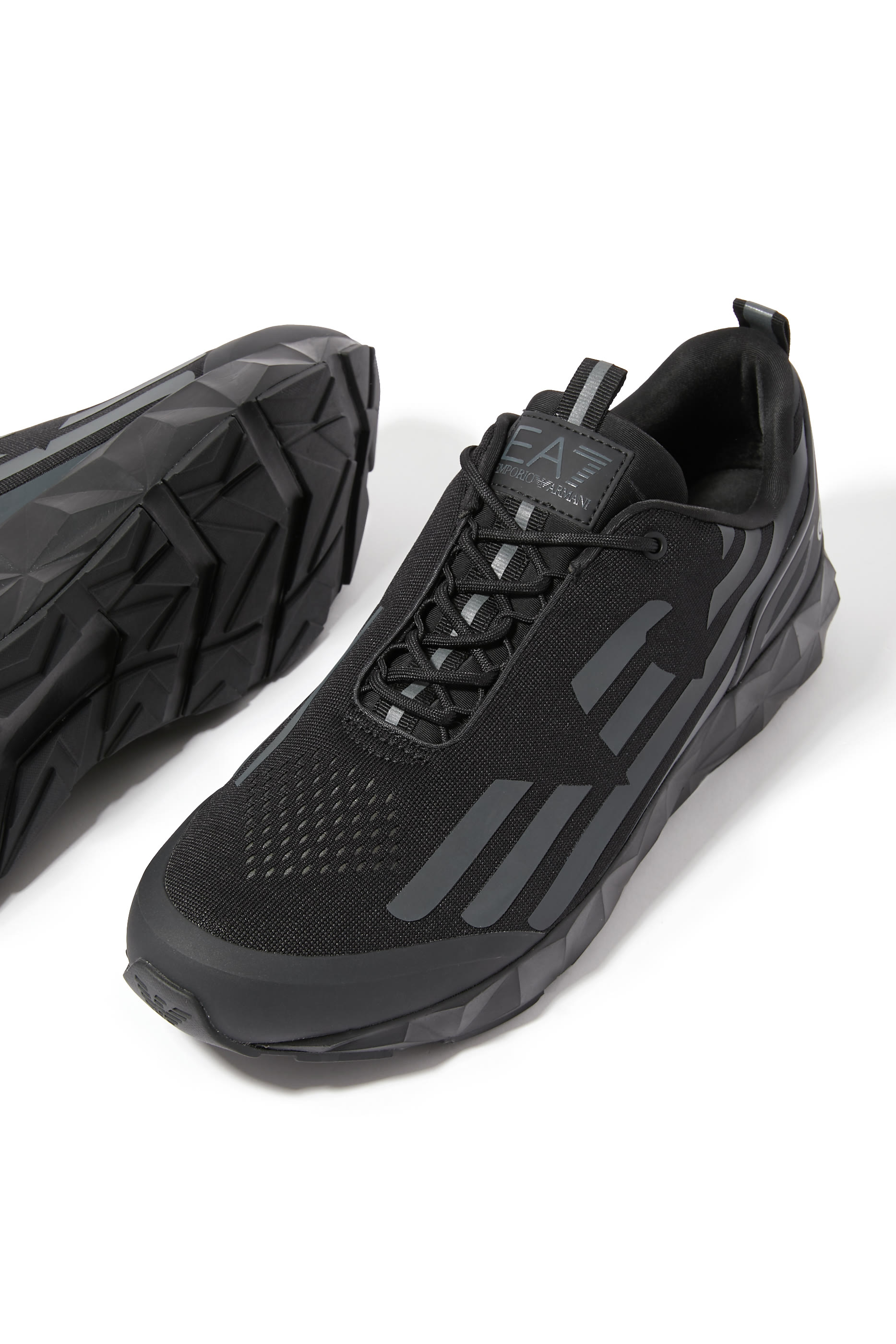 سنيكرز ألتميت كومبات بشعار الماركة