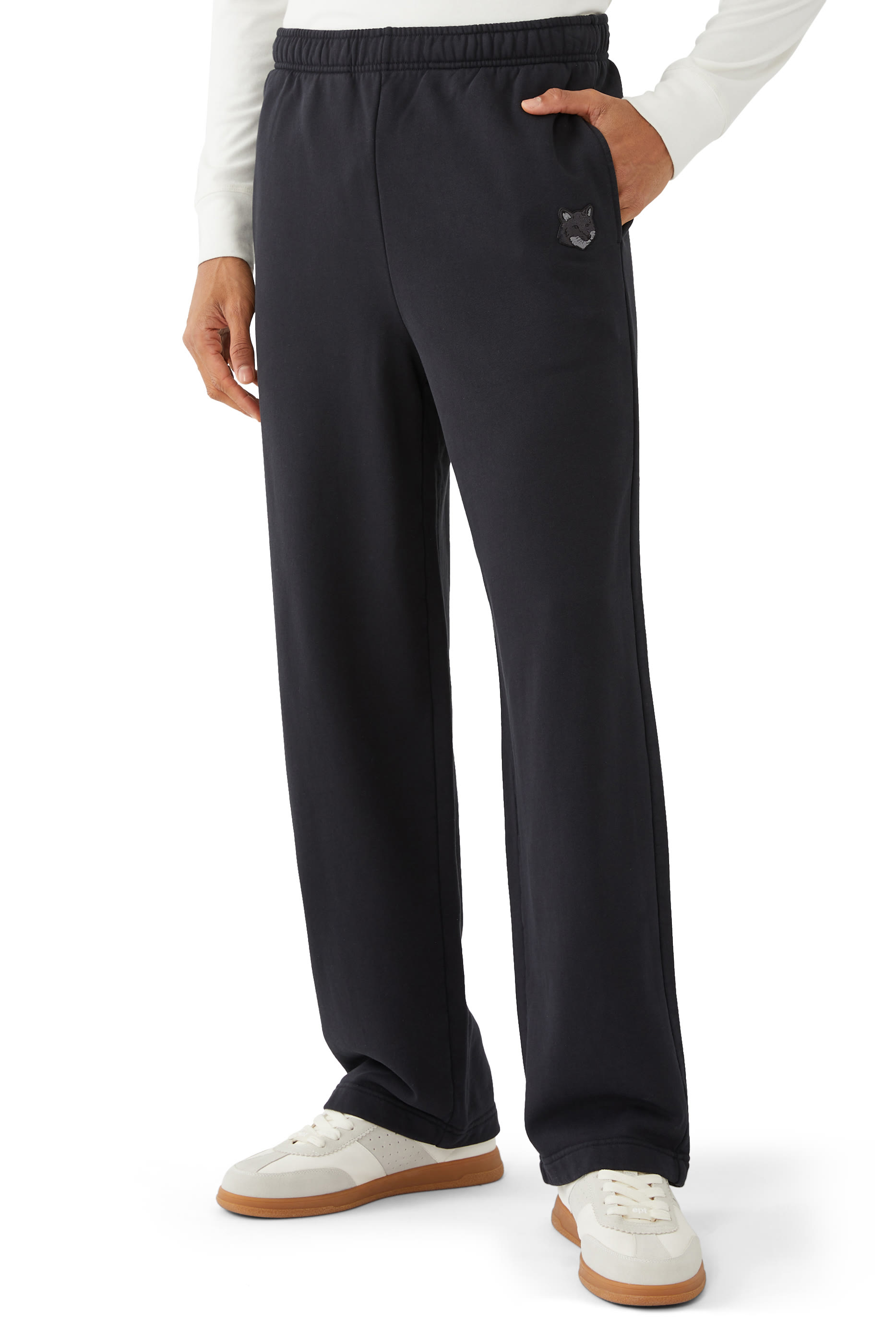 بنطال رياضي بقصة مريحة ورقعة شعار الماركة