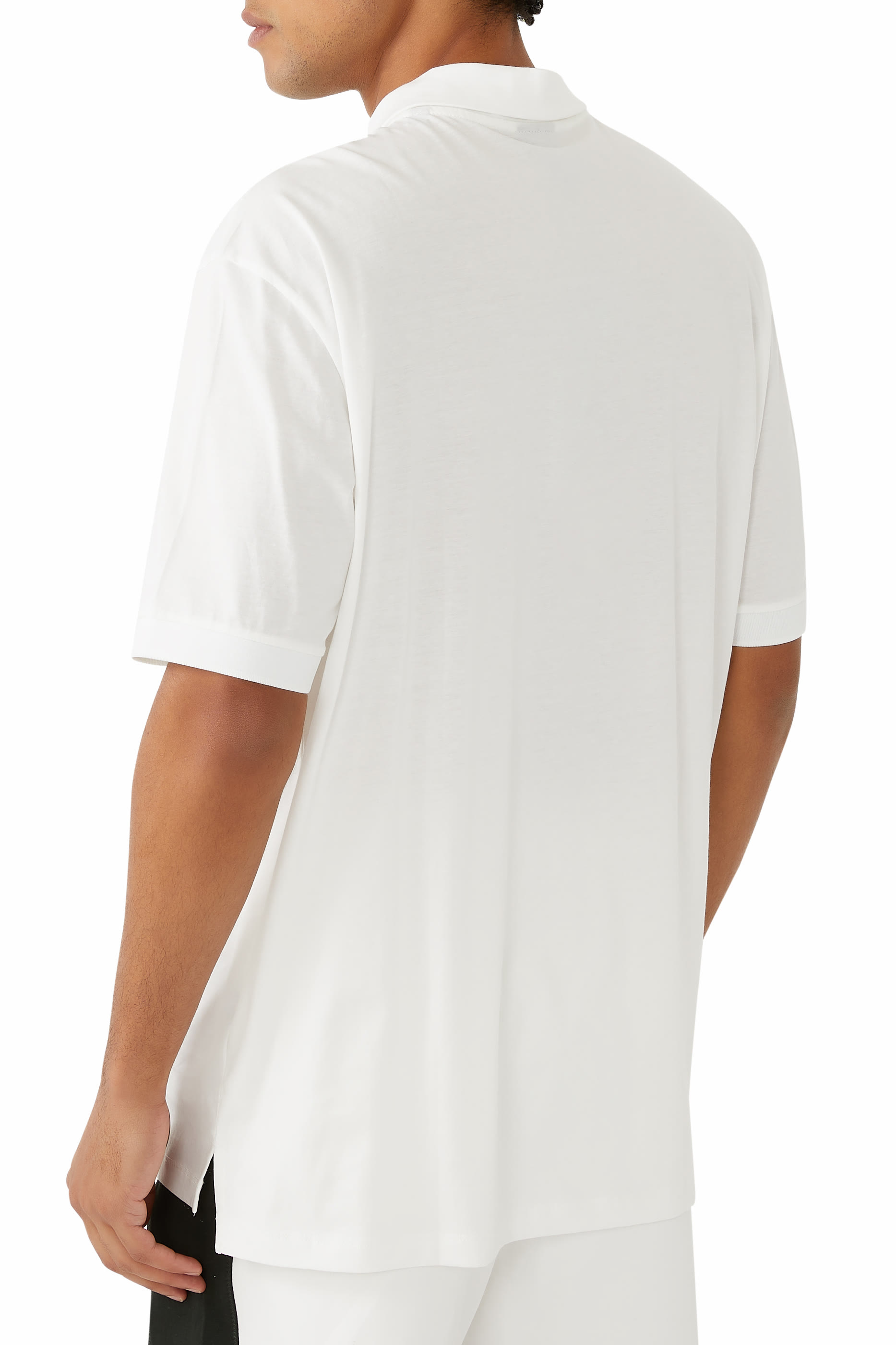 قميص بولو بقصة عادية وشعار الماركة