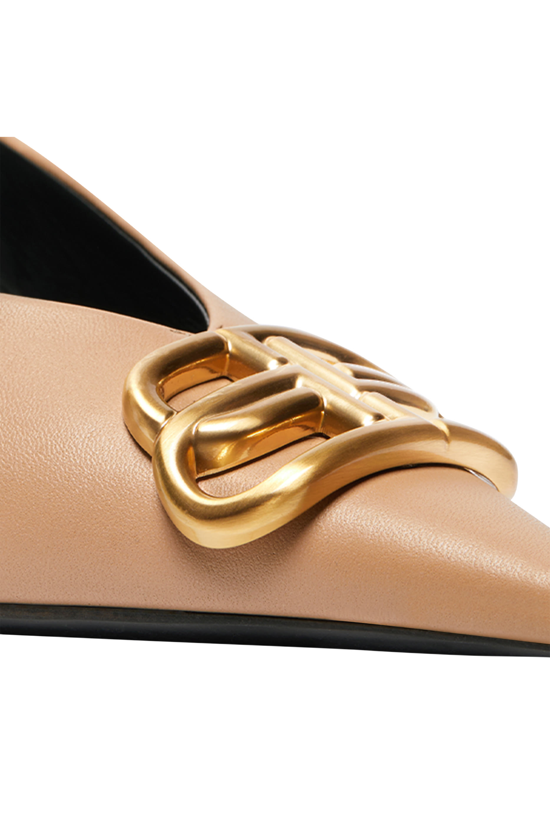 حذاء مفتوح من الخلف 80 جلد بمقدمة مدببة وكعب مربع وشعار BB