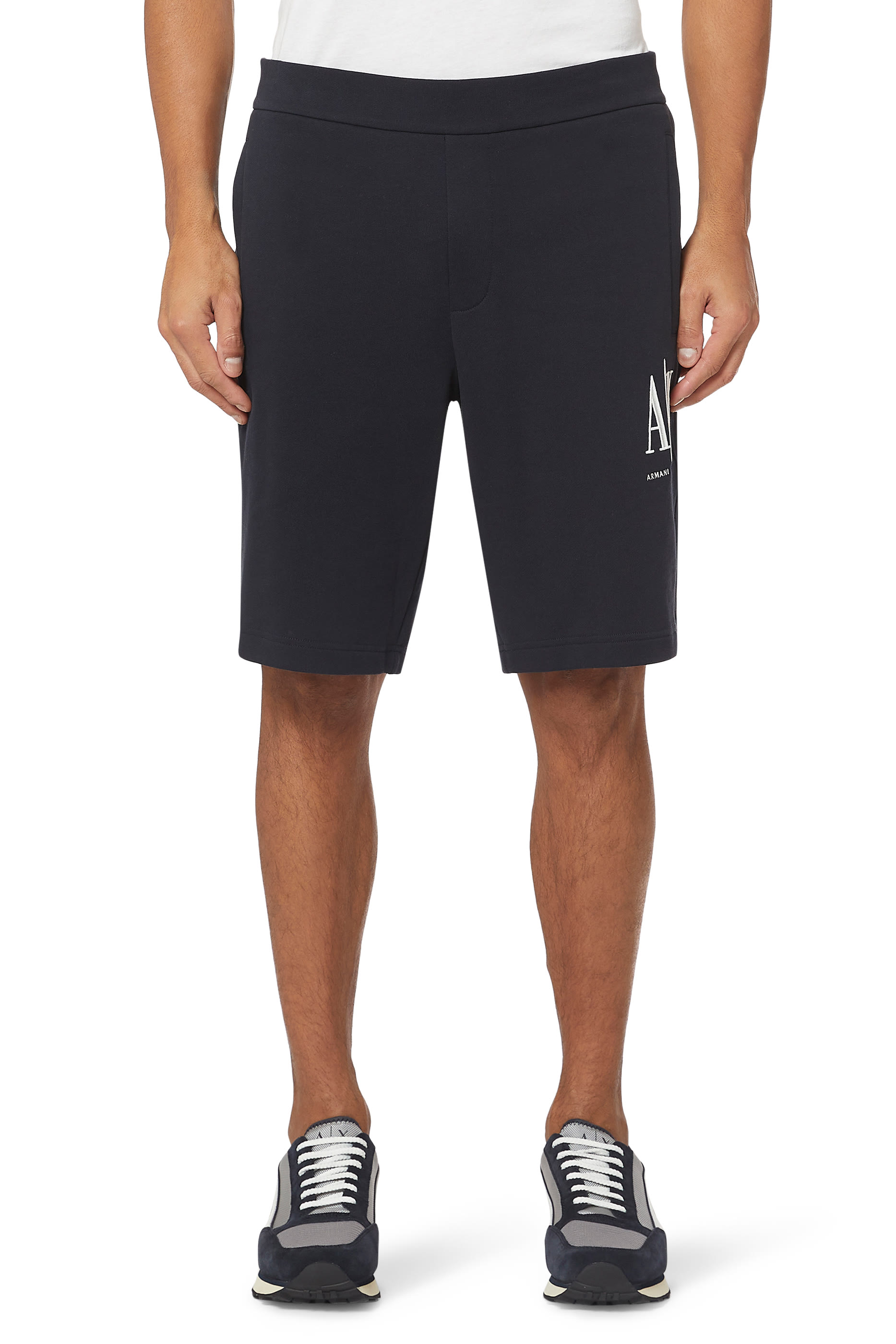 شورت قطن بتطريز شعار الماركة