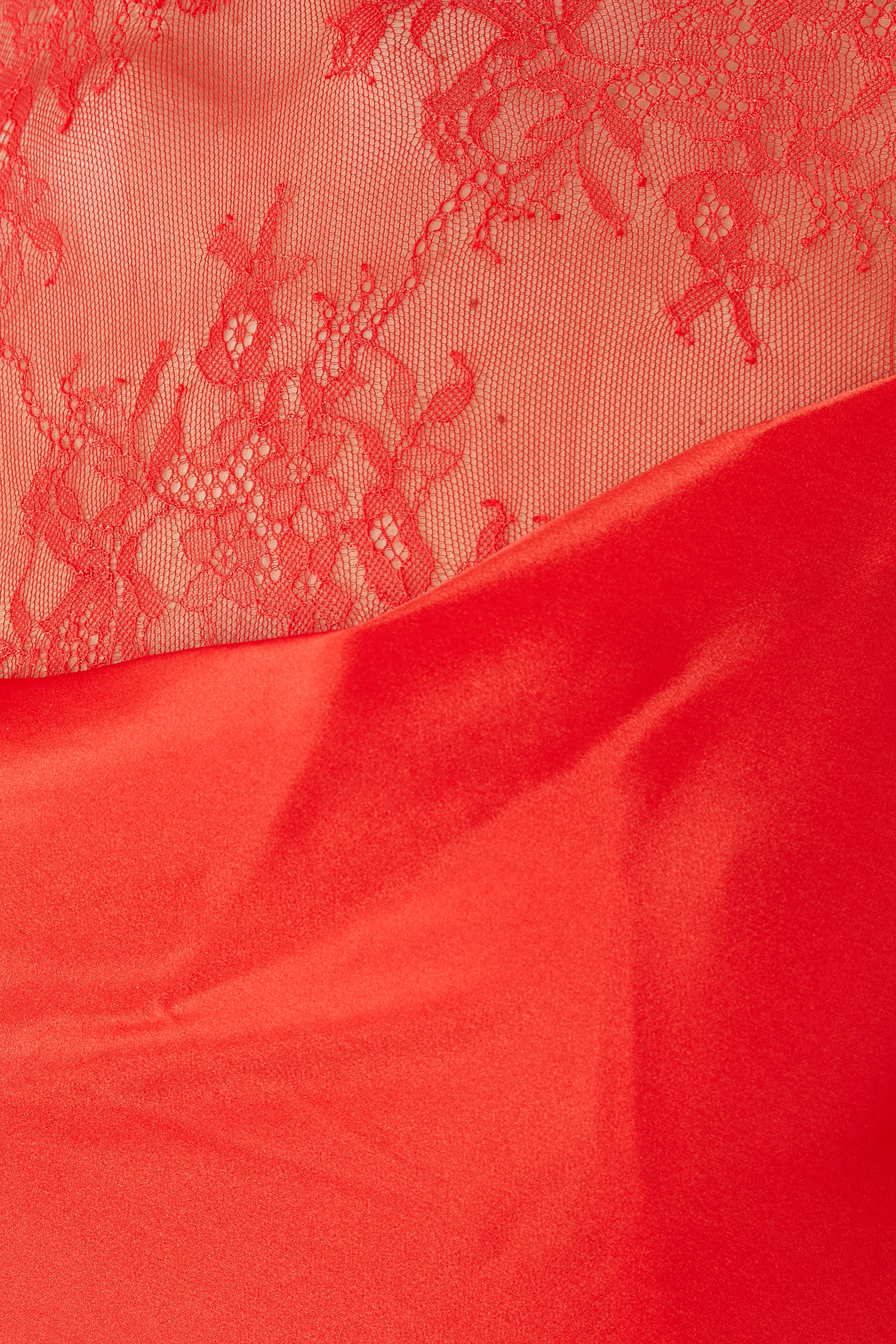 فستان قصير بتفاصيل دانتيل