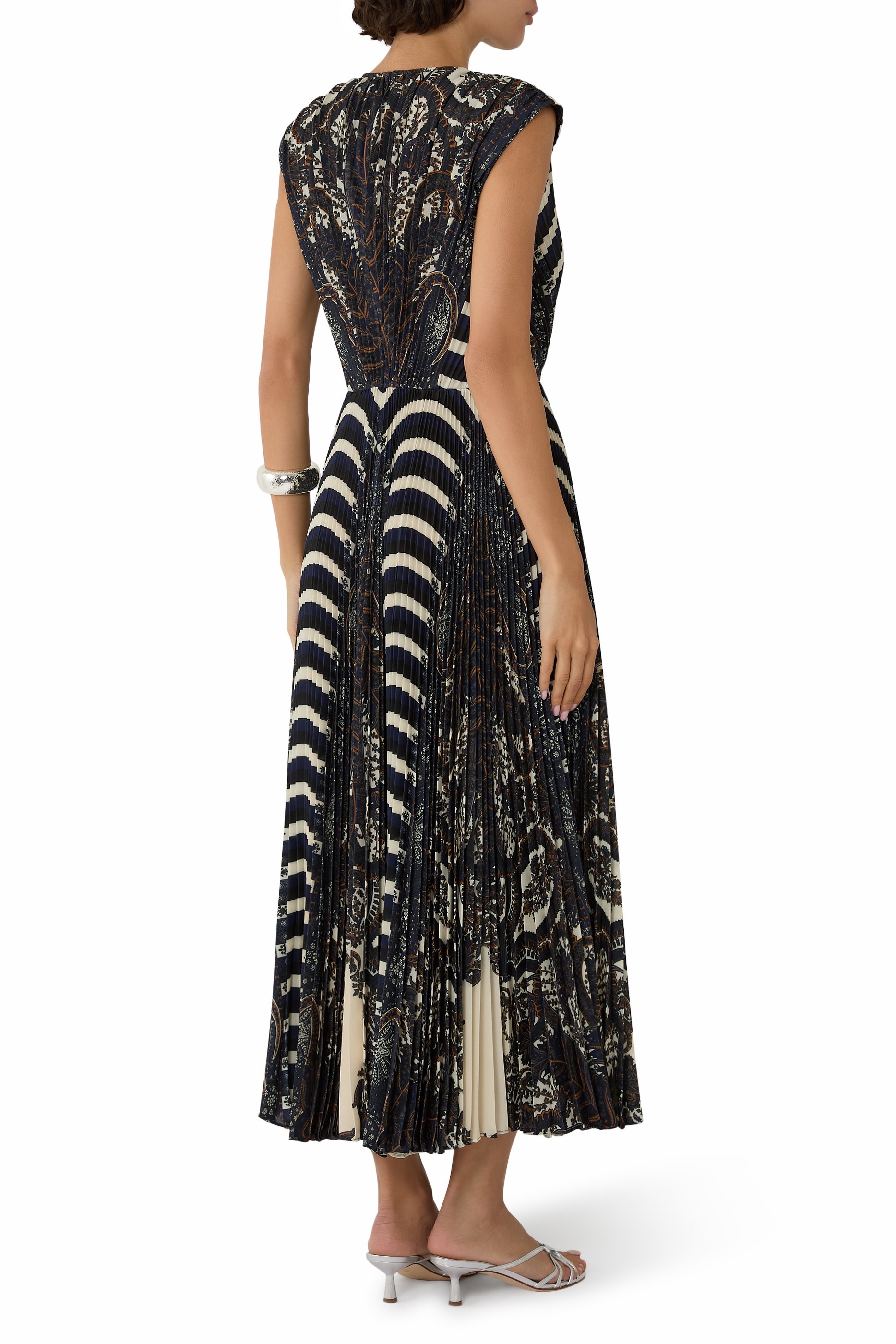 فستان فيوليتا متوسط الطول بلا أكمام وبطيات