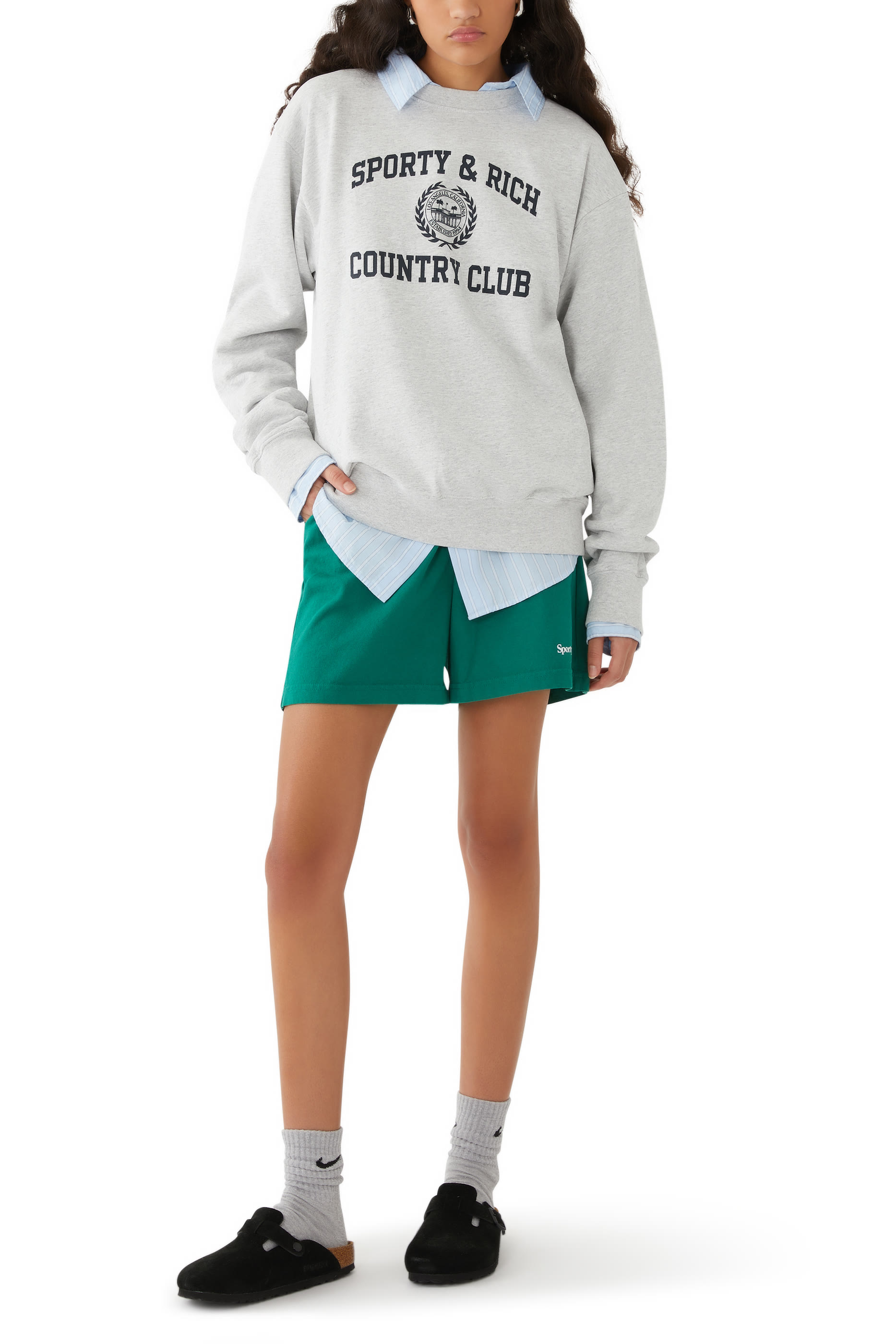 سويت شيرت بياقة ضيقة وشعار الماركة بتصميم جامعي