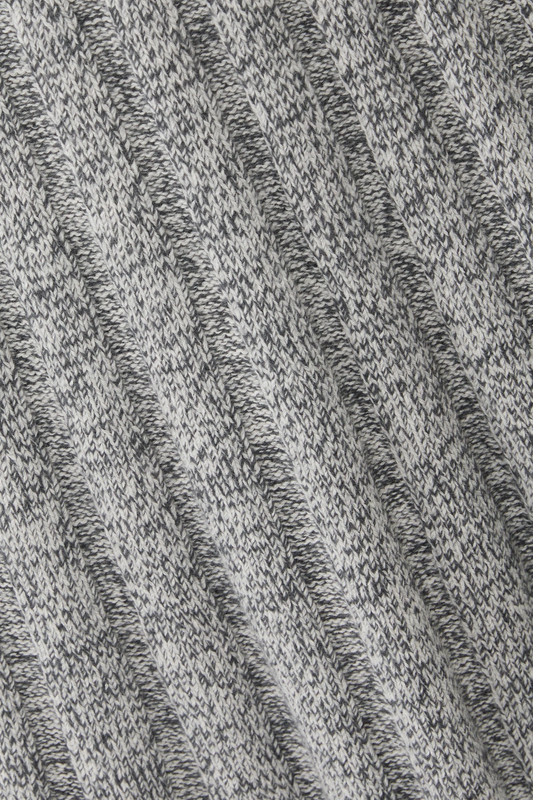 تنورة متوسطة الطول بطيات