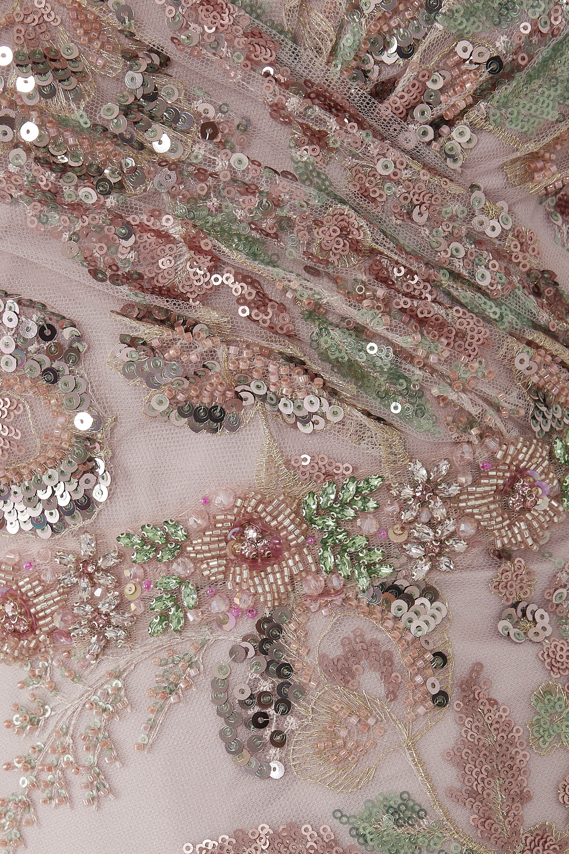 فستان سهرة طويل بلا أكمام بتطريزات