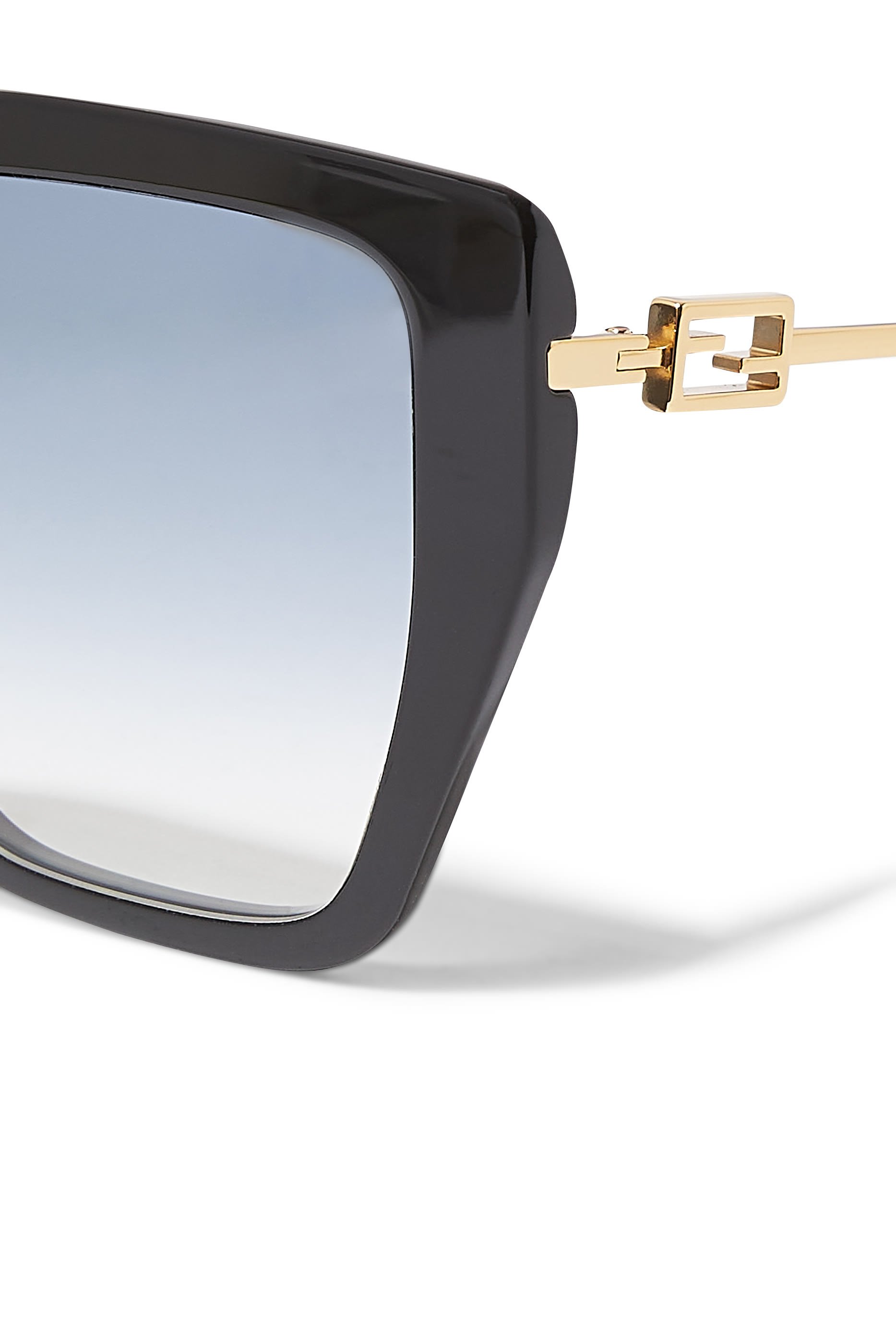 نظارة شمسية كبيرة بتصميم مربع