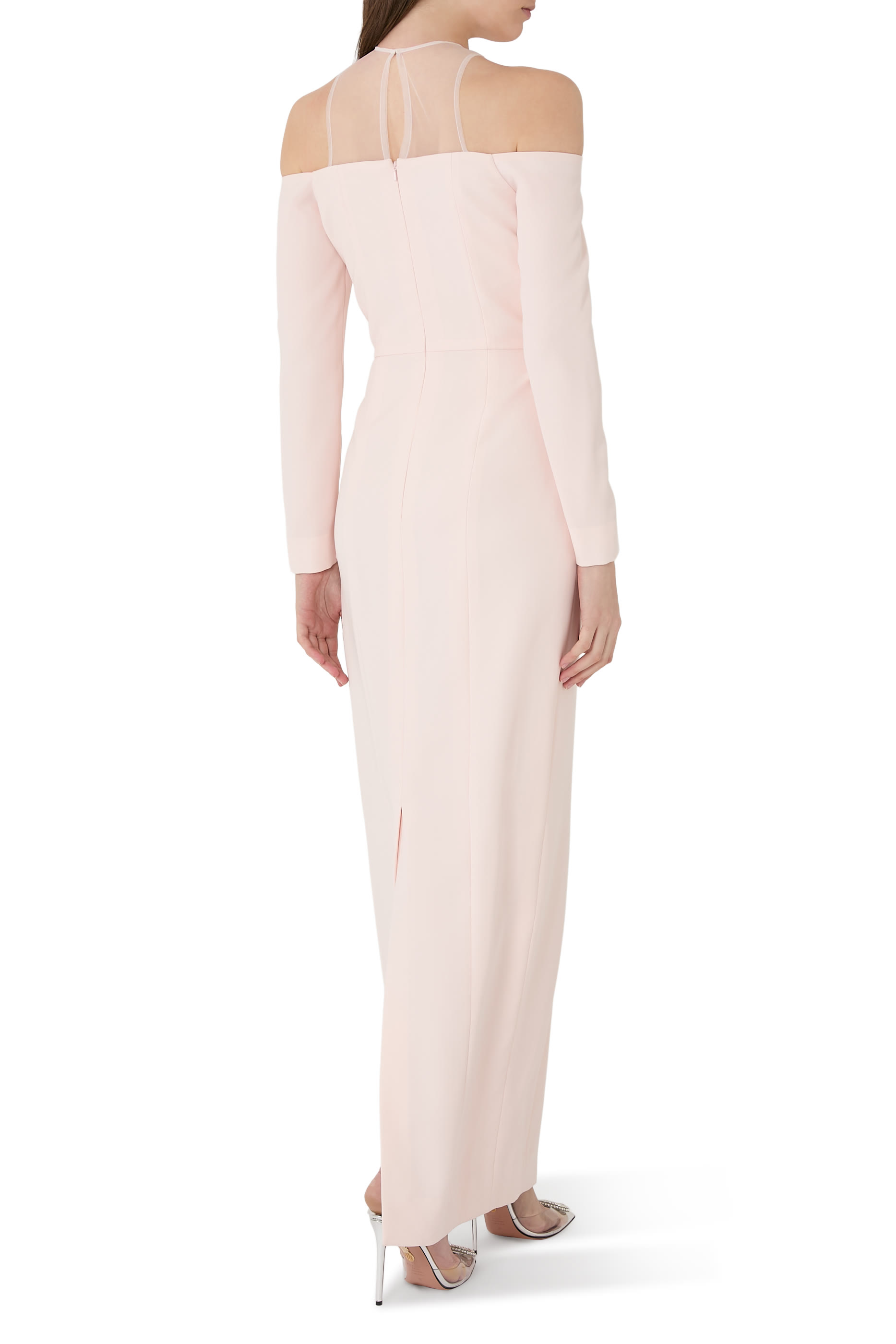 فستان سهرة بأكتاف مكشوفة وياقة شفافة