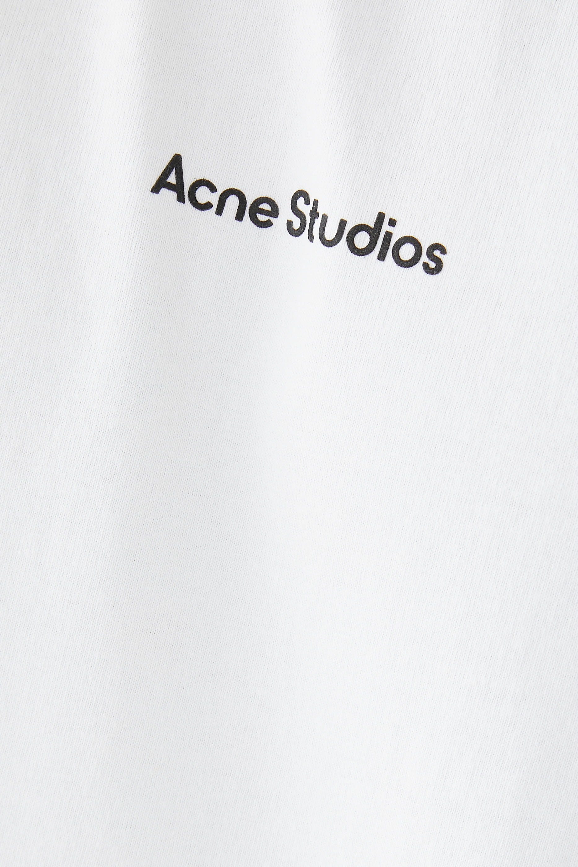 تيشيرت بطبعة شعار الماركة