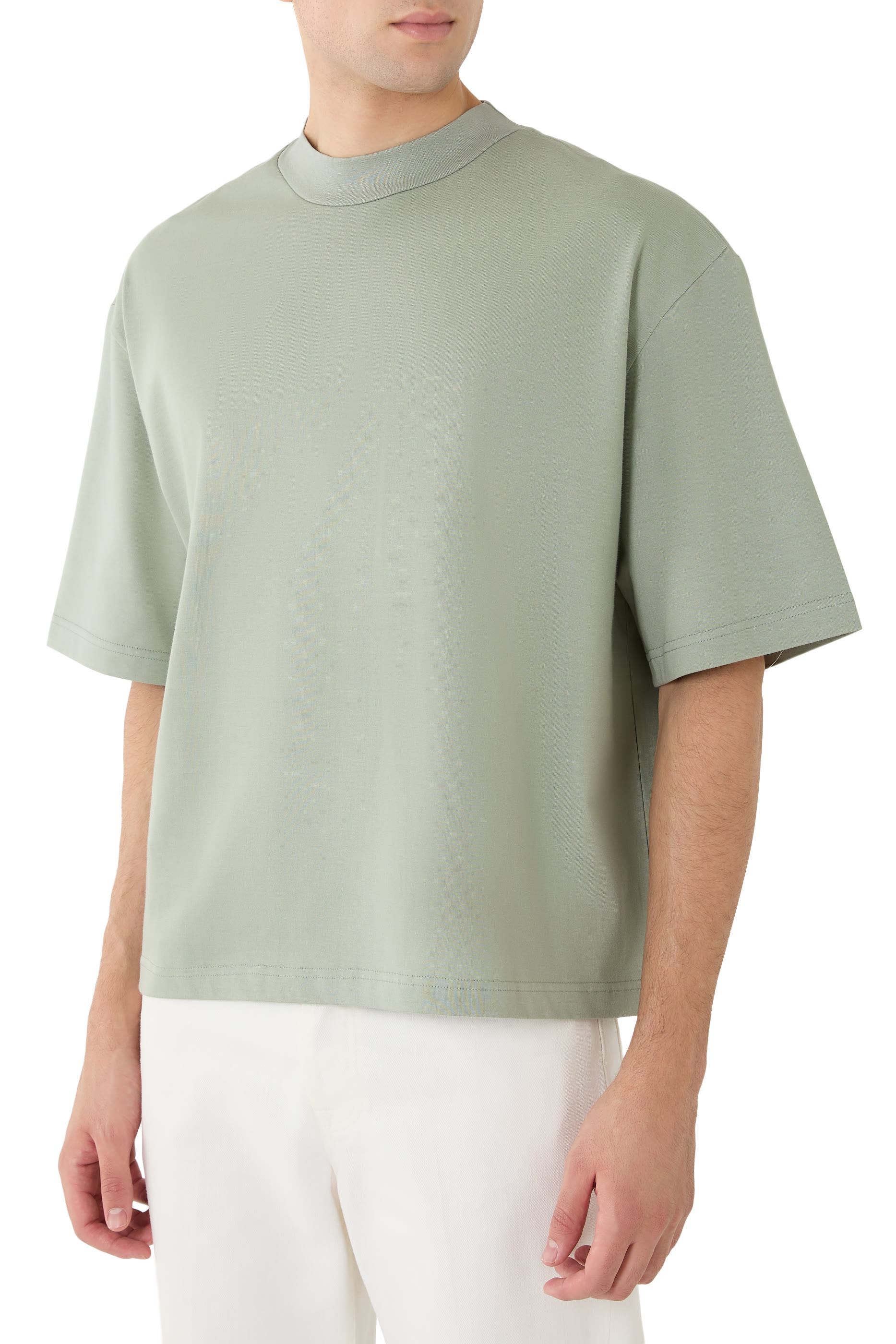 تيشيرت بياقة ضيقة