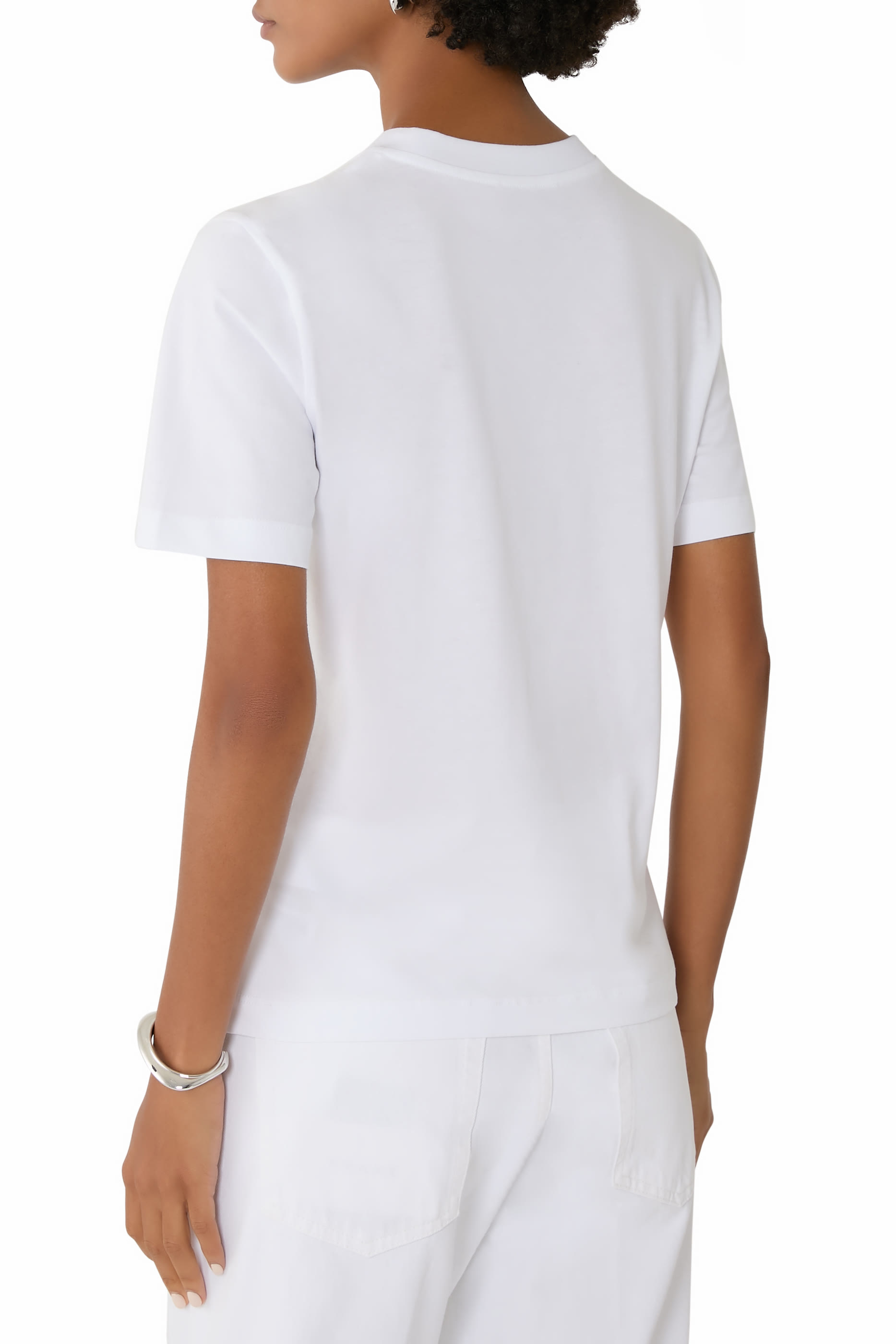 تيشيرت بأكمام قصيرة مزين بطبعة وشعار الماركة