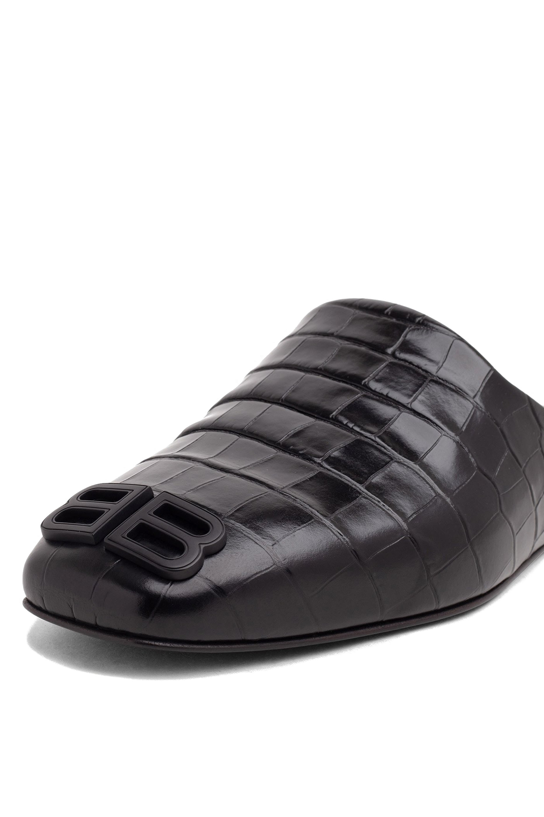 حذاء مفتوح من الخلف جلد بنقشة جلد التمساح مزين بشعار حرفي الماركة