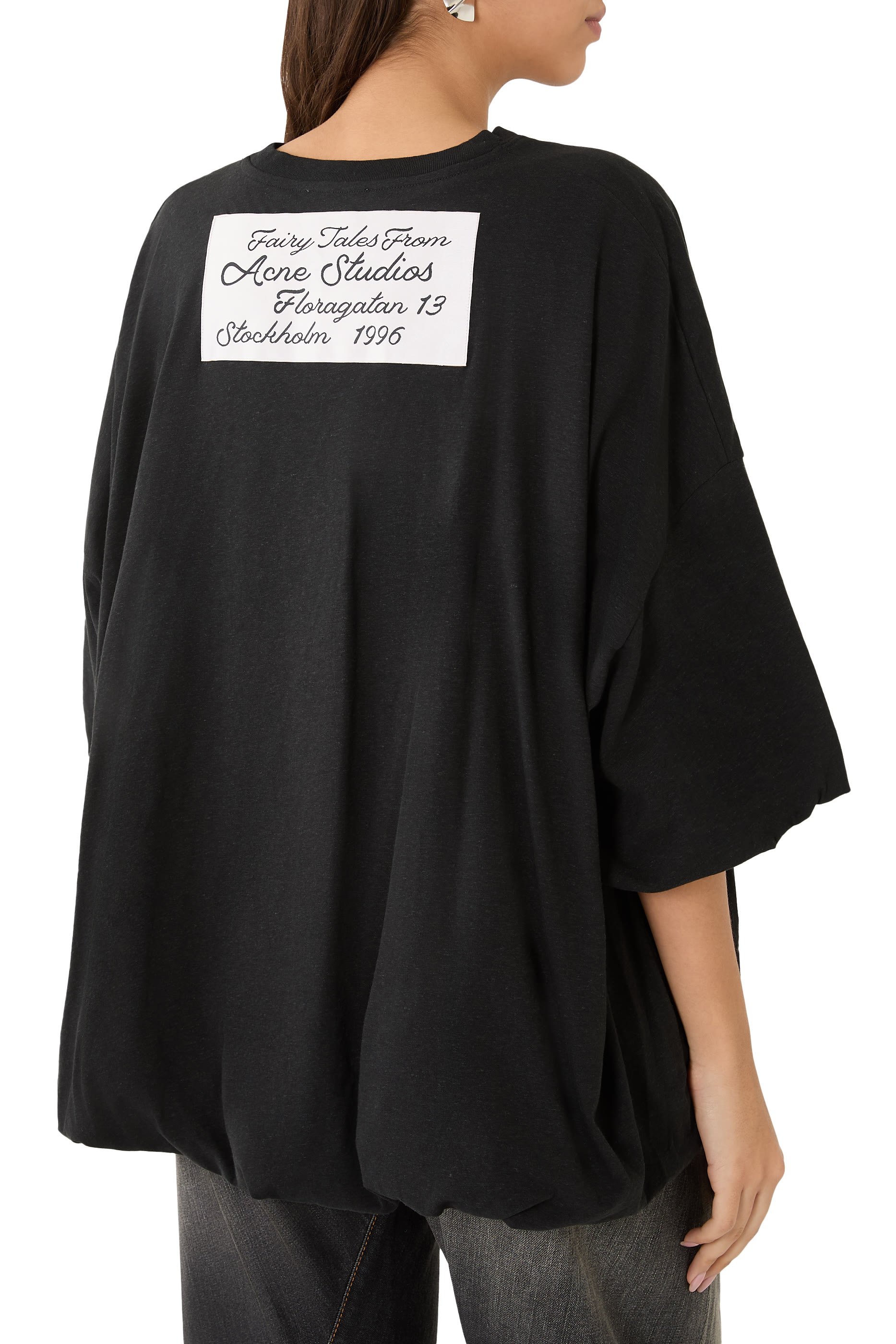 تيشيرت بشعار الماركة وتفاصيل كشكش