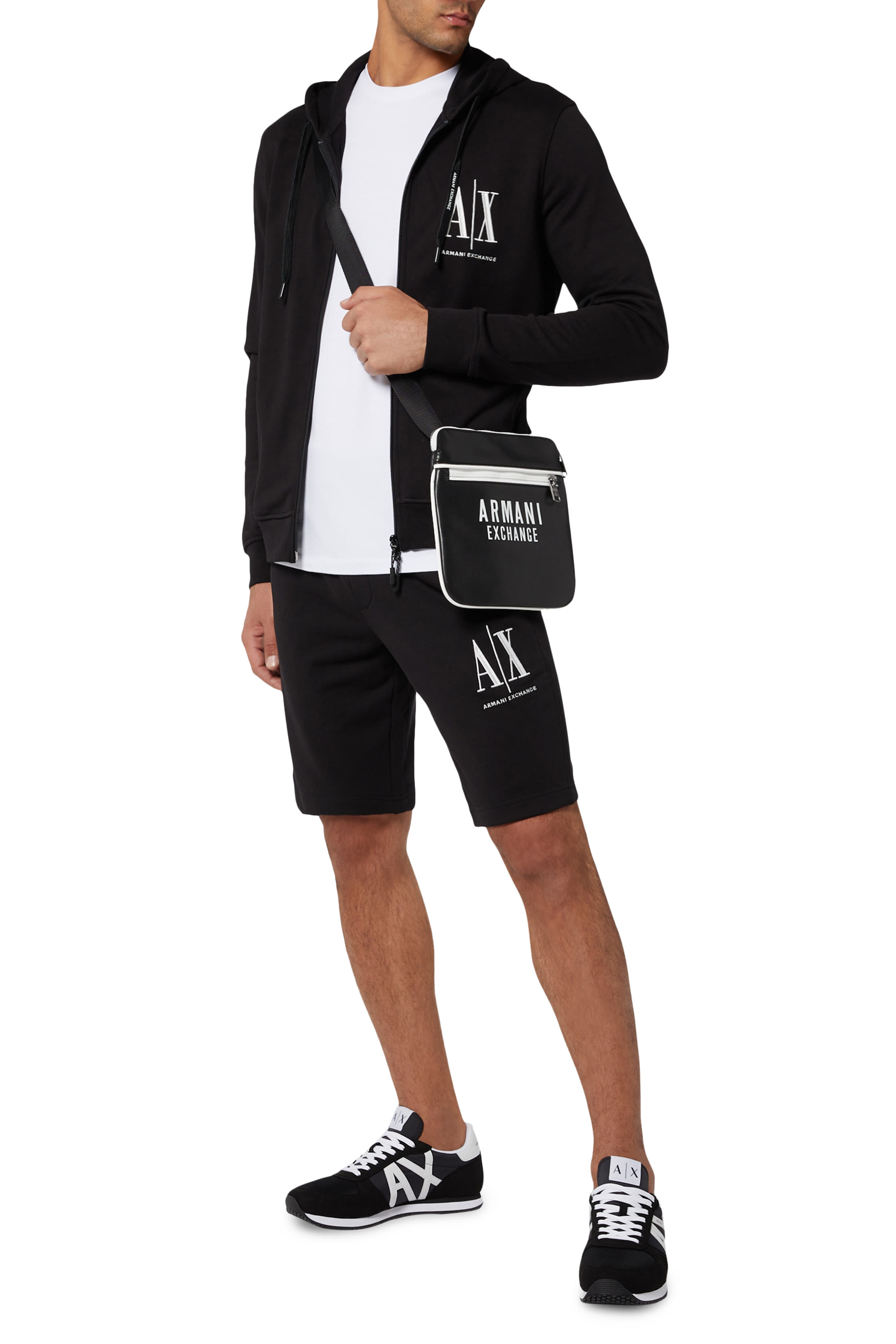 كنزة بغطاء رأس بشعار الماركة