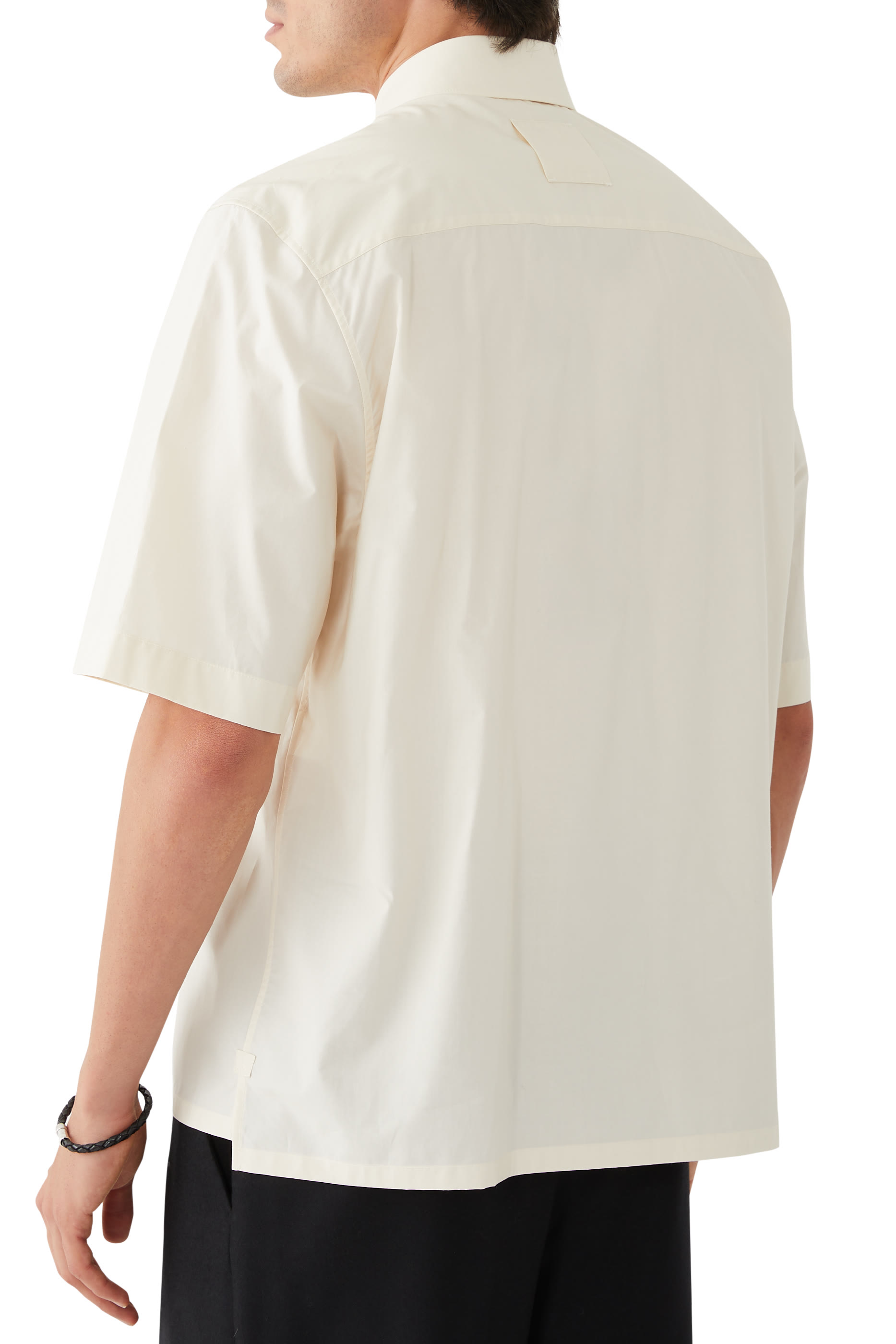 قميص بطبعة شعار الماركة