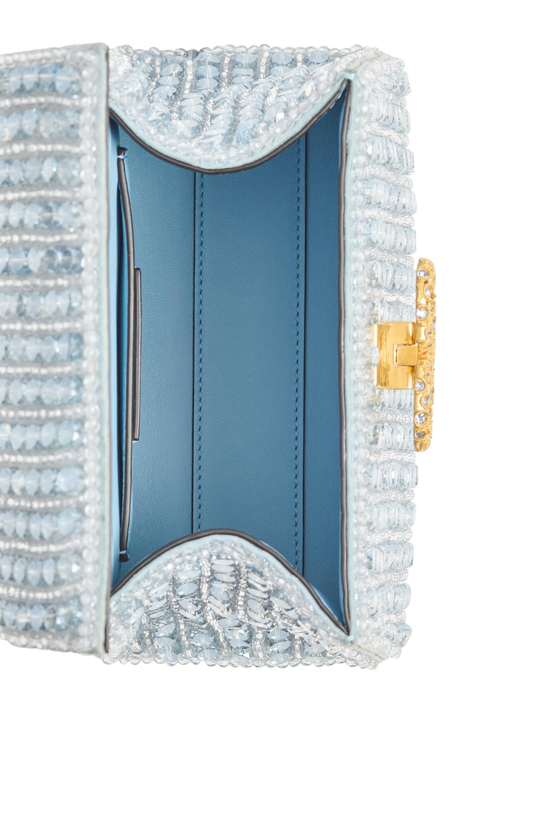 حقيب يد صغيرة مرصعة بأحجار ومزينة بحرف شعار الماركة 