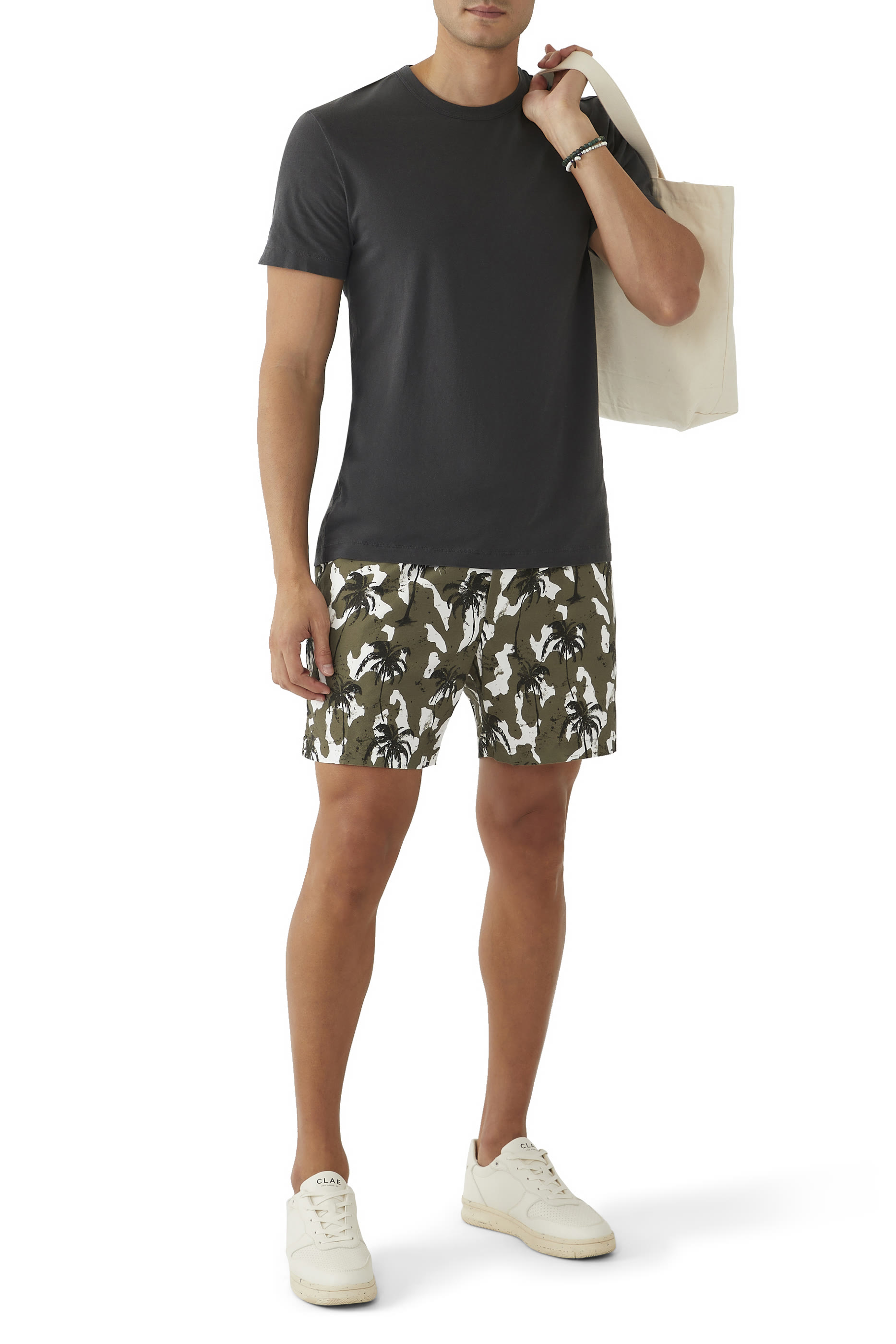 تيشيرت بياقة ضيقة وأكمام قصيرة 